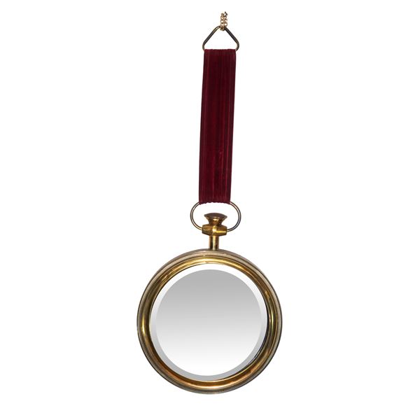 Specchiera tonda entro cornice oro pendente con nastro in velluto rosso