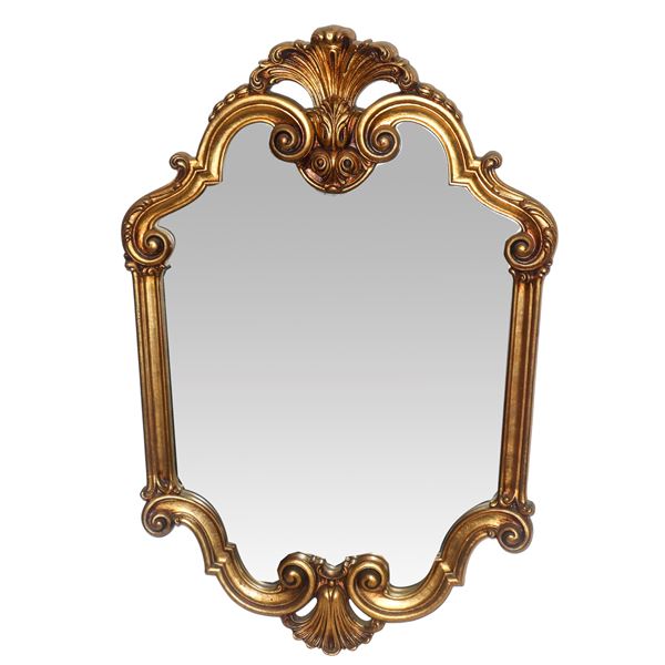 Specchiera sagomata entro cornice dorata decorata con motivo di foglie d'acanto 