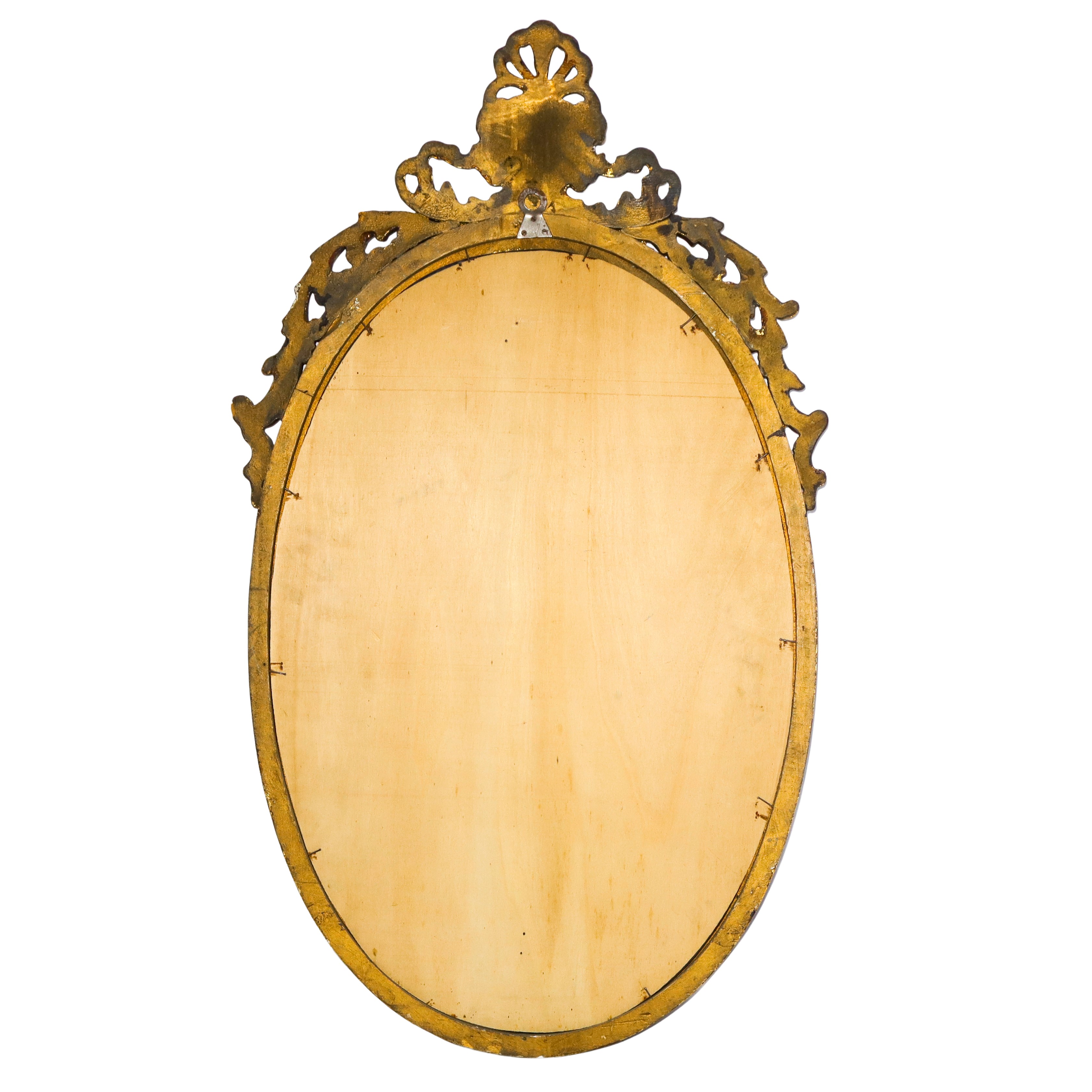 Specchiera ovale entro cornice dorata con decoro traforato sulla sommità