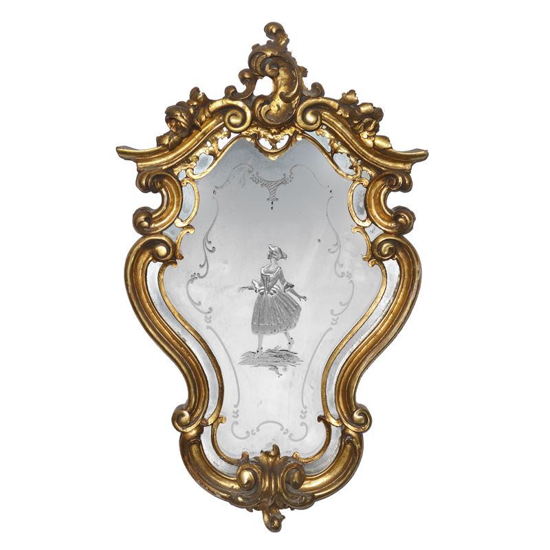 Specchiera decorativa in stile Rococò con figuretta femminile entro cornice dorata riccamente dec...