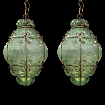 Coppia di lanterne da esterno in vetro di Murano verde con dettagli in metallo, h 49 cm