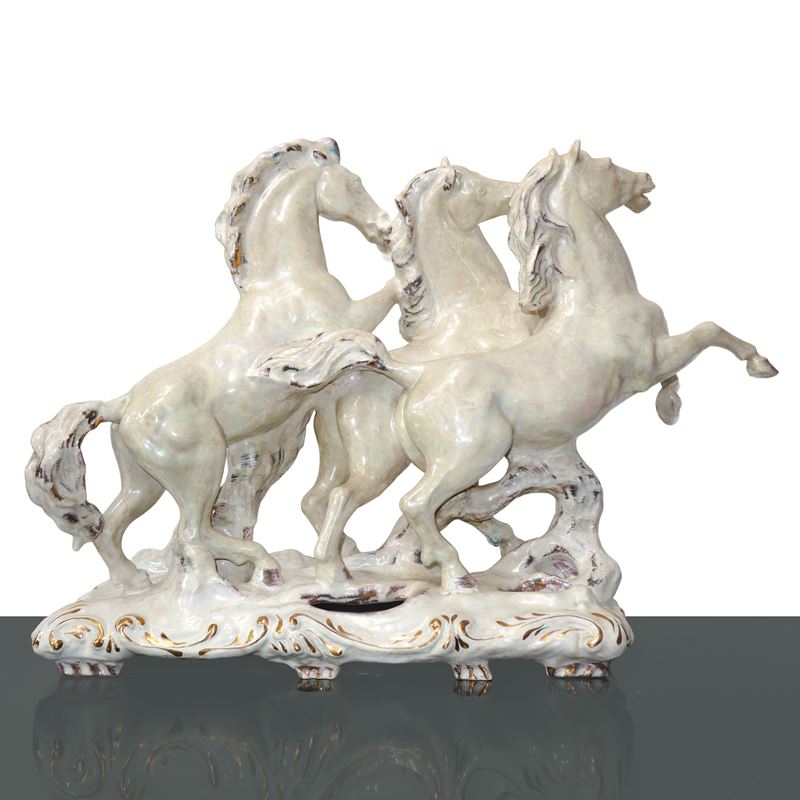 Cavalli, scultura in maiolica bianca