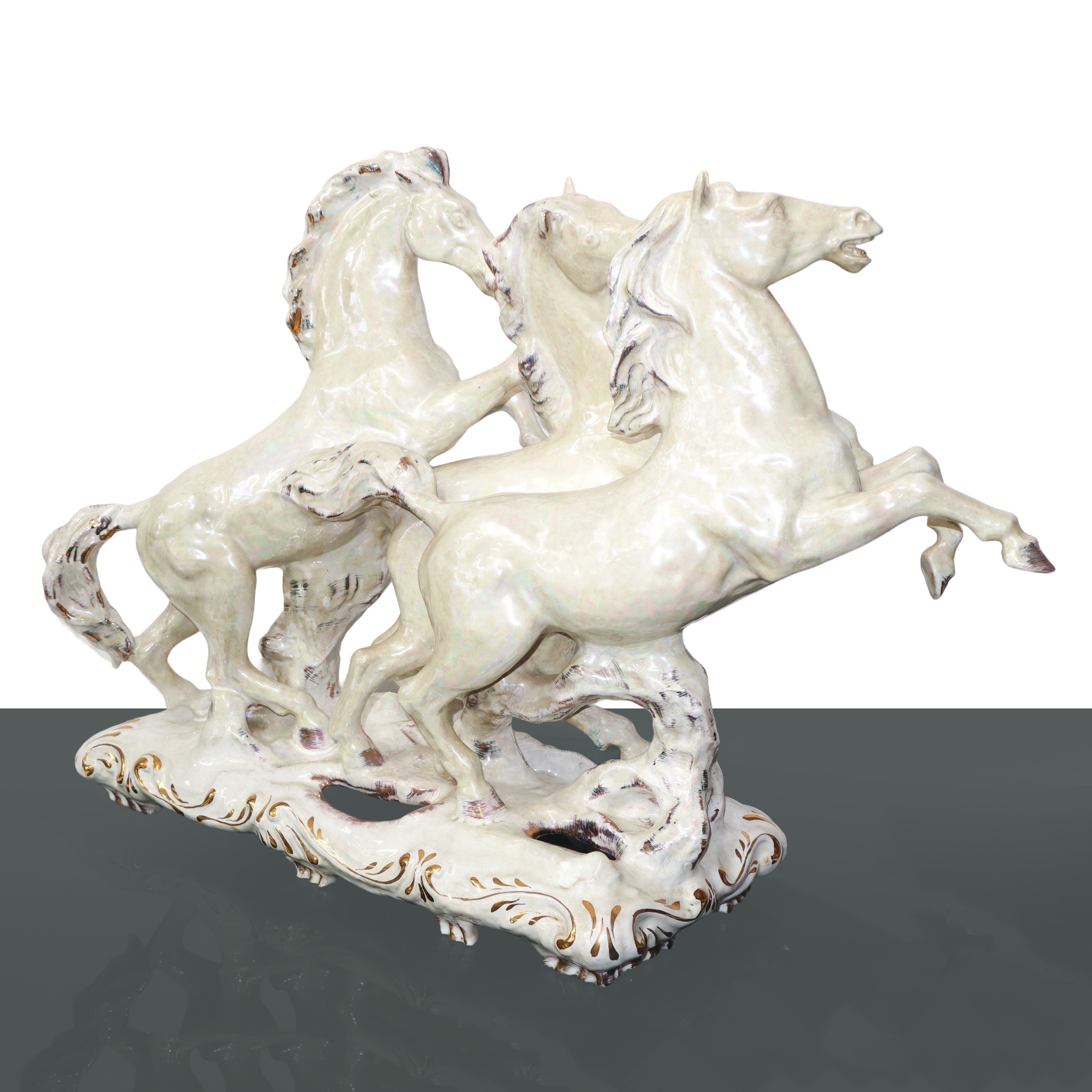 Cavalli, scultura in maiolica bianca