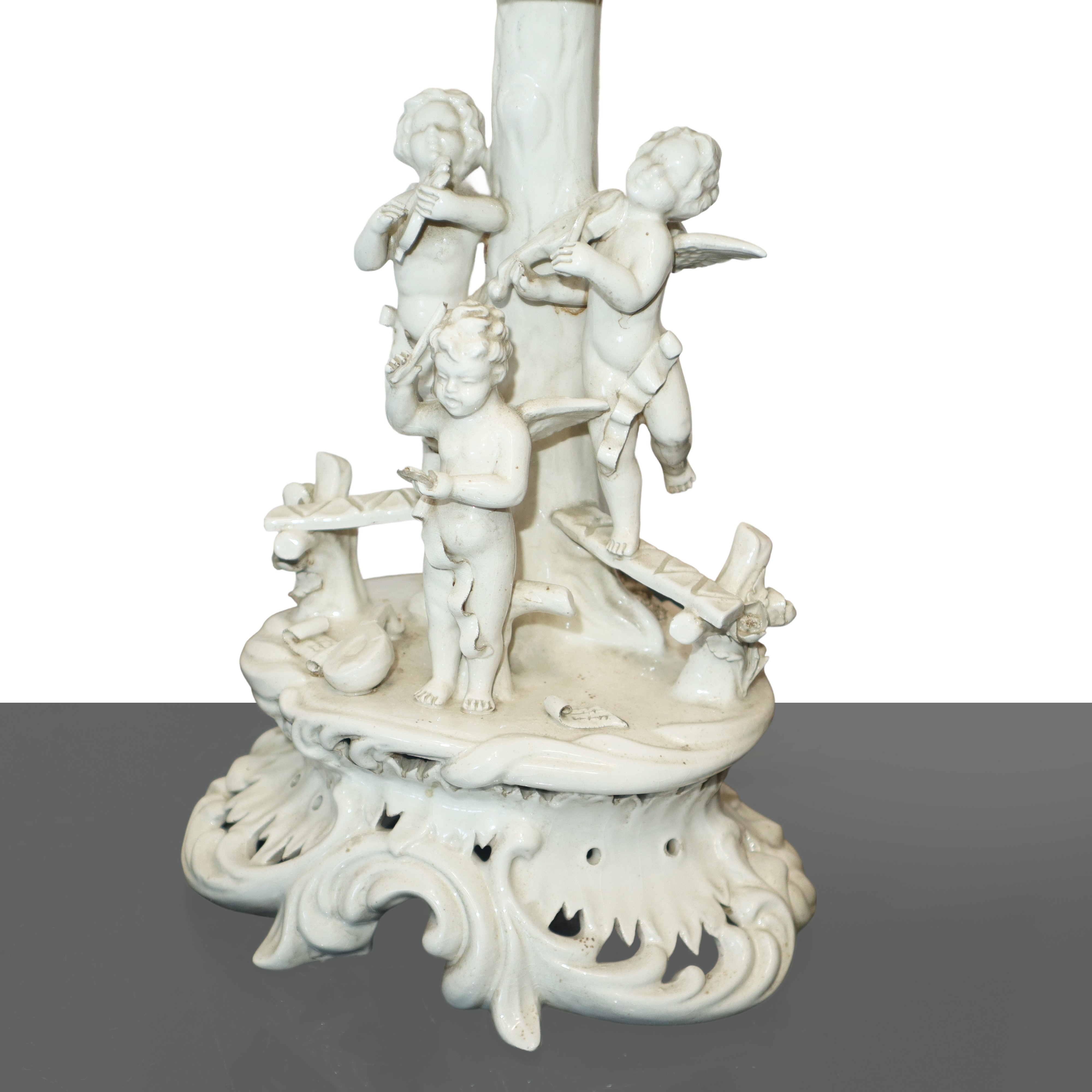 Lampada da tavolo in maiolica con amorini