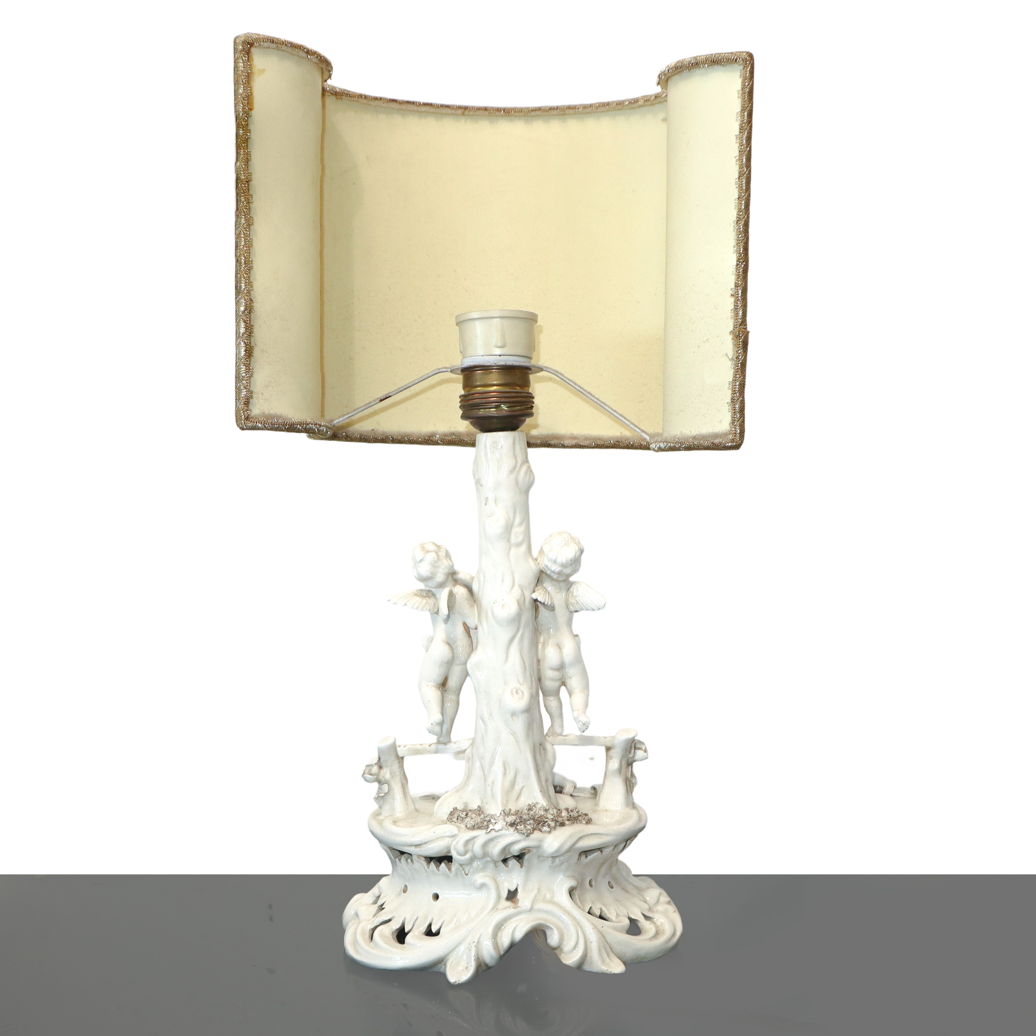 Lampada da tavolo in maiolica con amorini