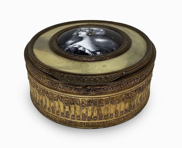 Jewelry box gold metal nineteenth century. On Limoges porcelain enamelled copper lid depicting female figure 13. Diameter cm H Cm 6