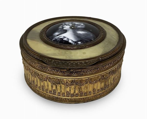 Portagioie in metallo dorato, XIX secolo. Sul coperchio rame smaltato Limoges in porcellana raffigurante figura femminile. Diametro cm 13. H Cm 6