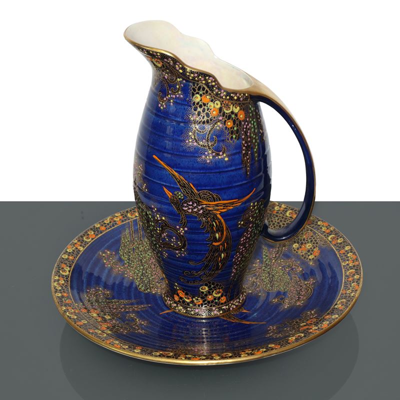 Versatoio con piattino in ceramica smaltata e dorata con fondo blu