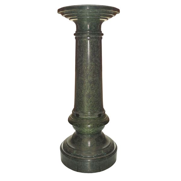 Colonna in marmo verde serpentino  (XX secolo)  - Asta Arredi e complementi d'arredo in stile - Casa d'aste La Rosa