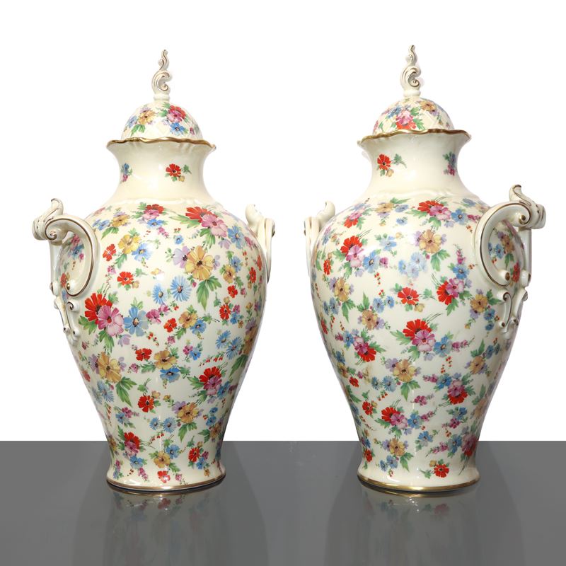 Coppia di poutiche in porcellana bianca con decori floreali