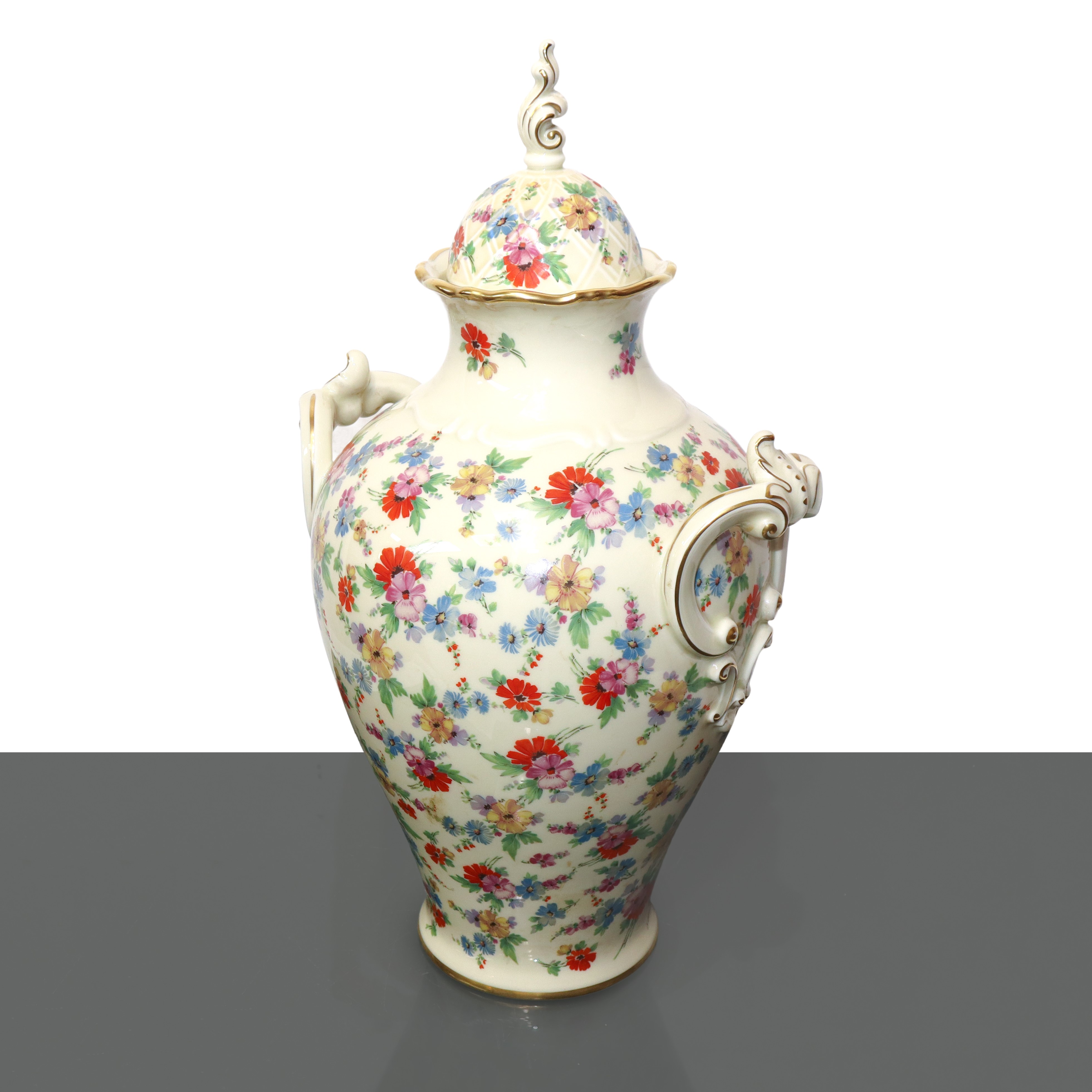 Coppia di poutiche in porcellana bianca con decori floreali