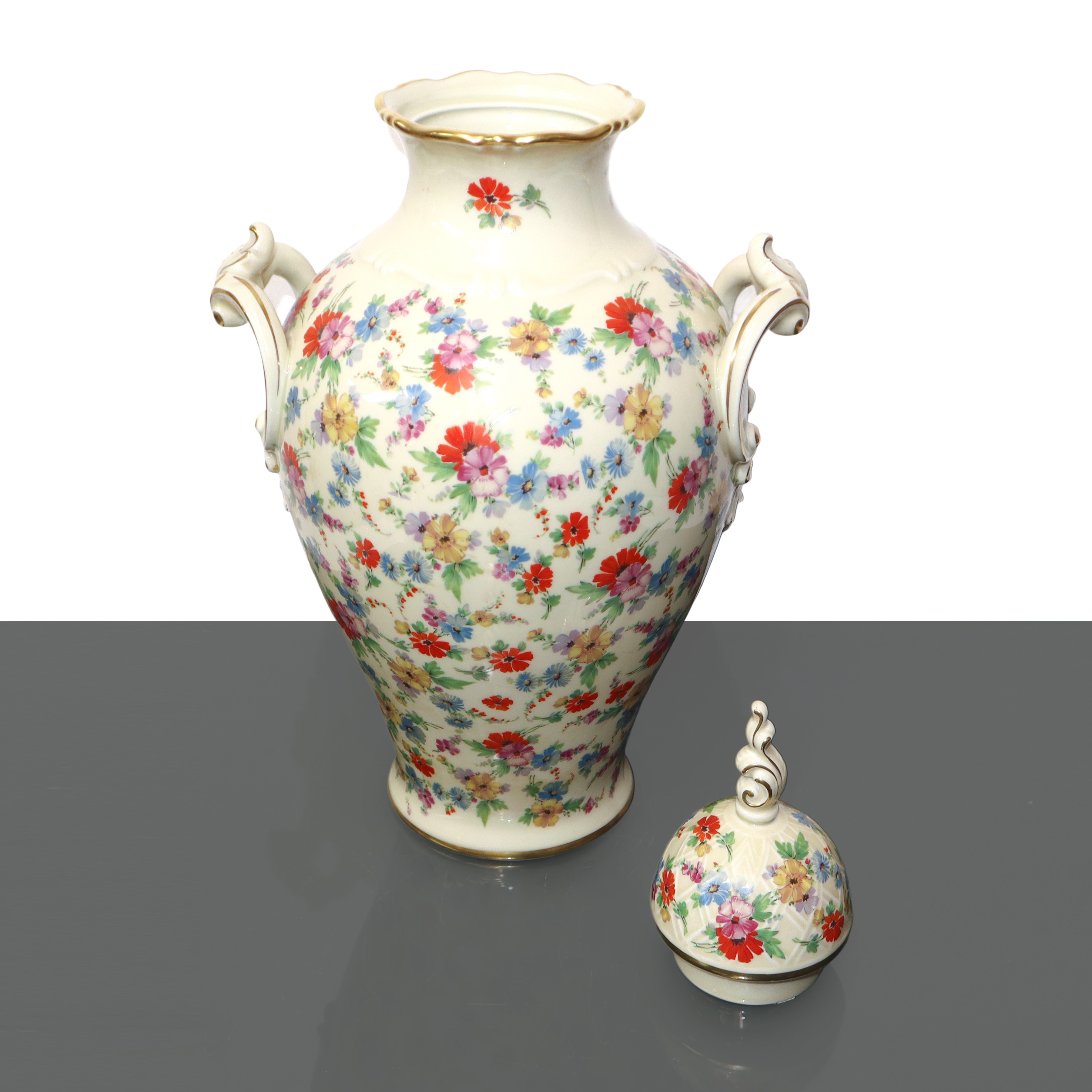 Coppia di poutiche in porcellana bianca con decori floreali