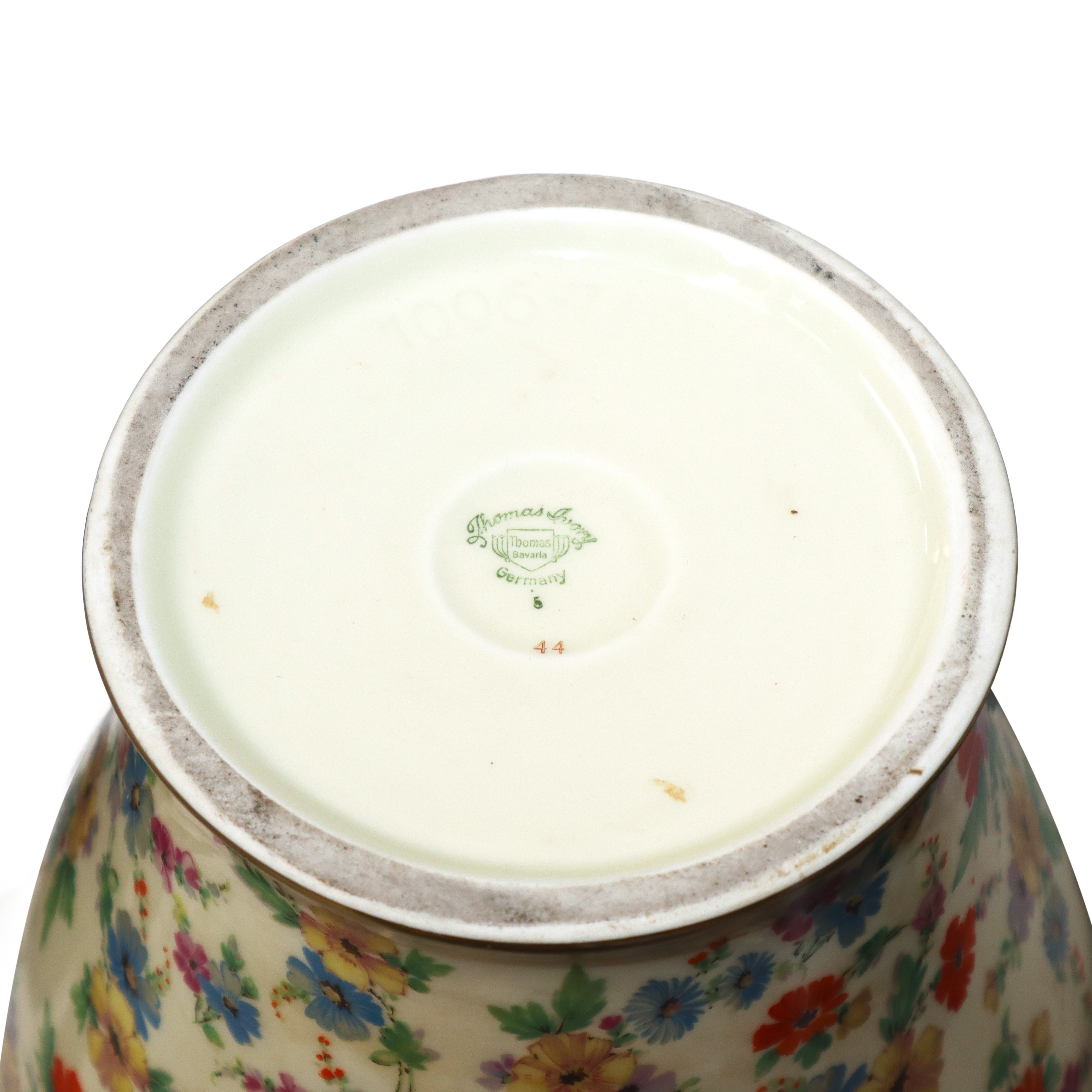 Coppia di poutiche in porcellana bianca con decori floreali