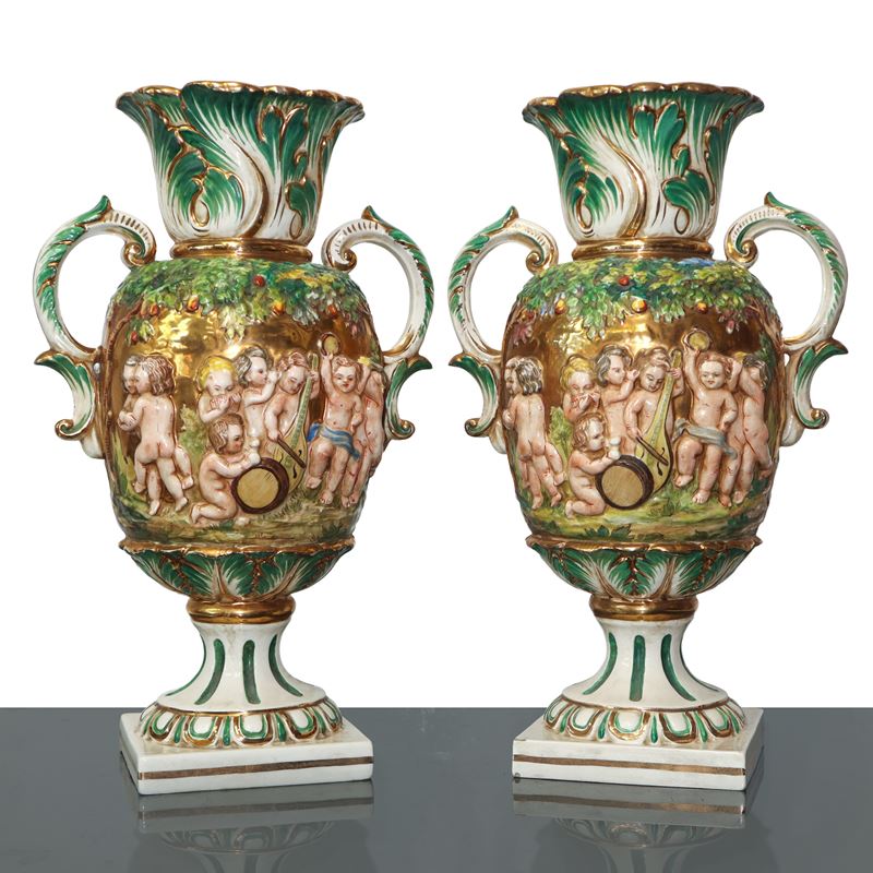 Coppia di vasi in porcellana con putti danzanti
