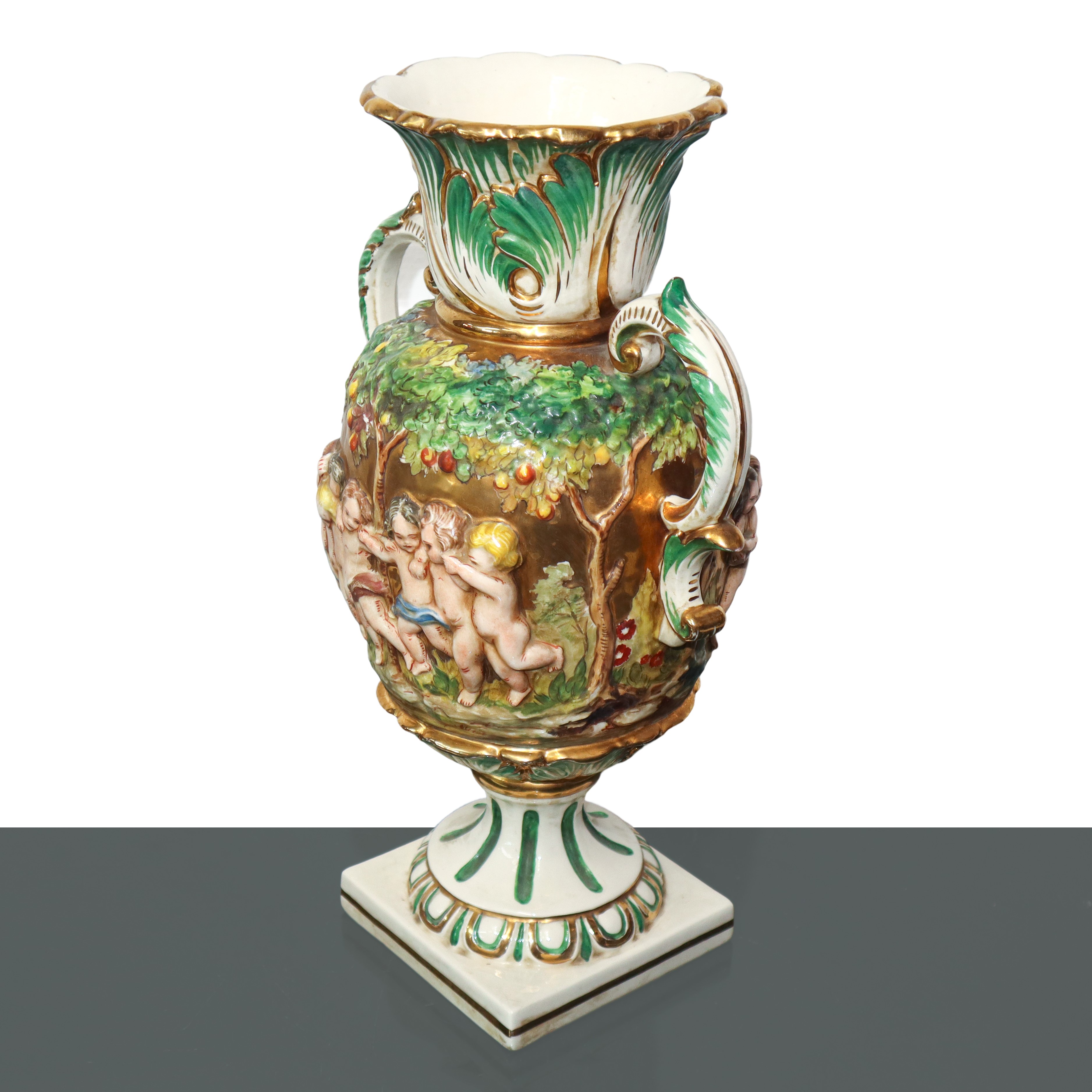 Coppia di vasi in porcellana con putti danzanti