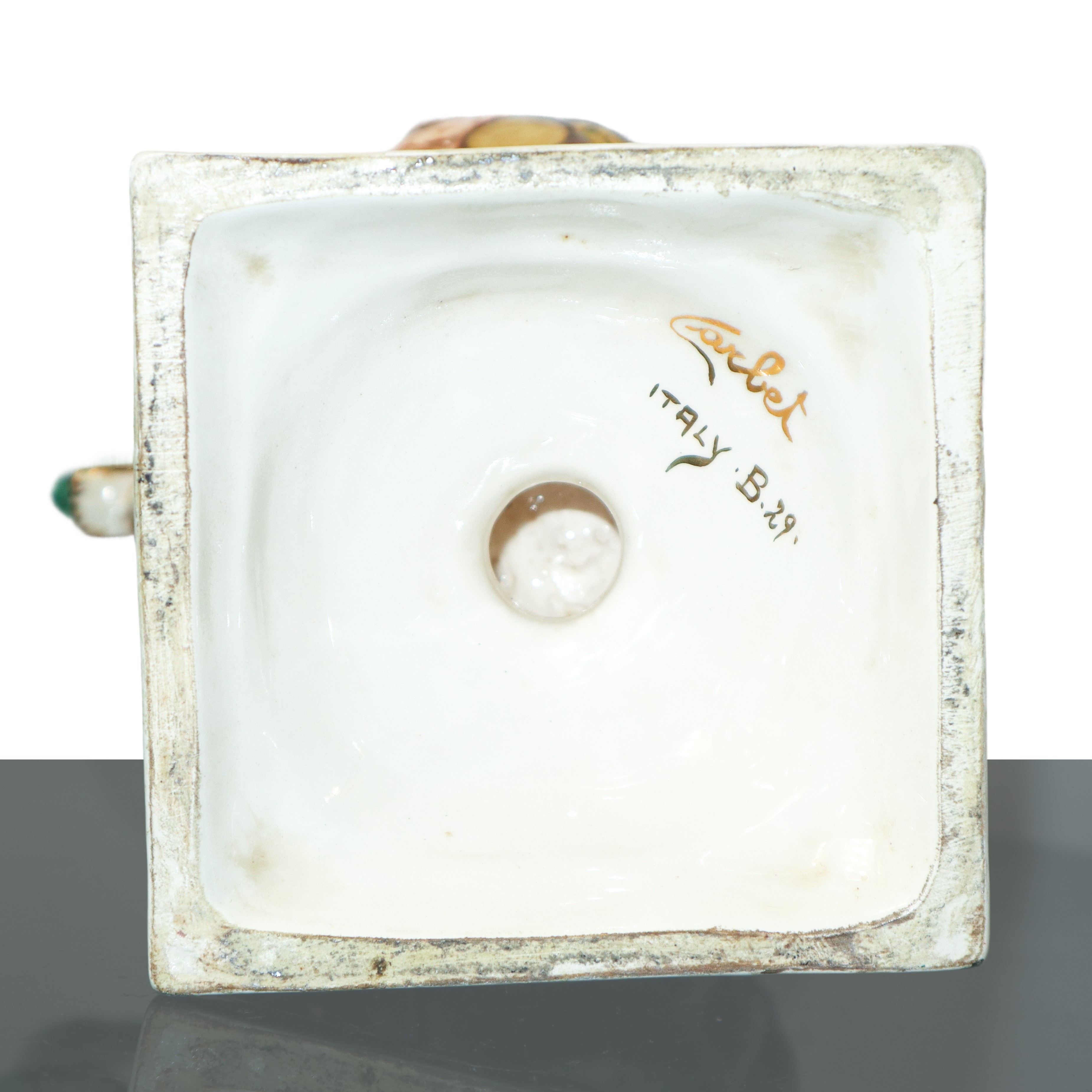 Coppia di vasi in porcellana con putti danzanti