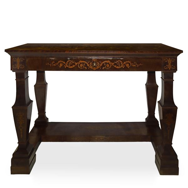 Consolle con intarsi floreali in legni chiari