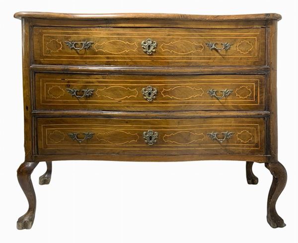 Chest of three drawers, late eighteenth / nineteenth century. Pale wood inlays on the front and on the floor, standing in leonine Cabriol. H cm 96X150X62