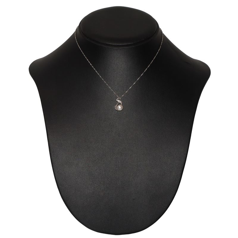 Collana in oro bianco 750 con pendant a perla bianca e brillanti