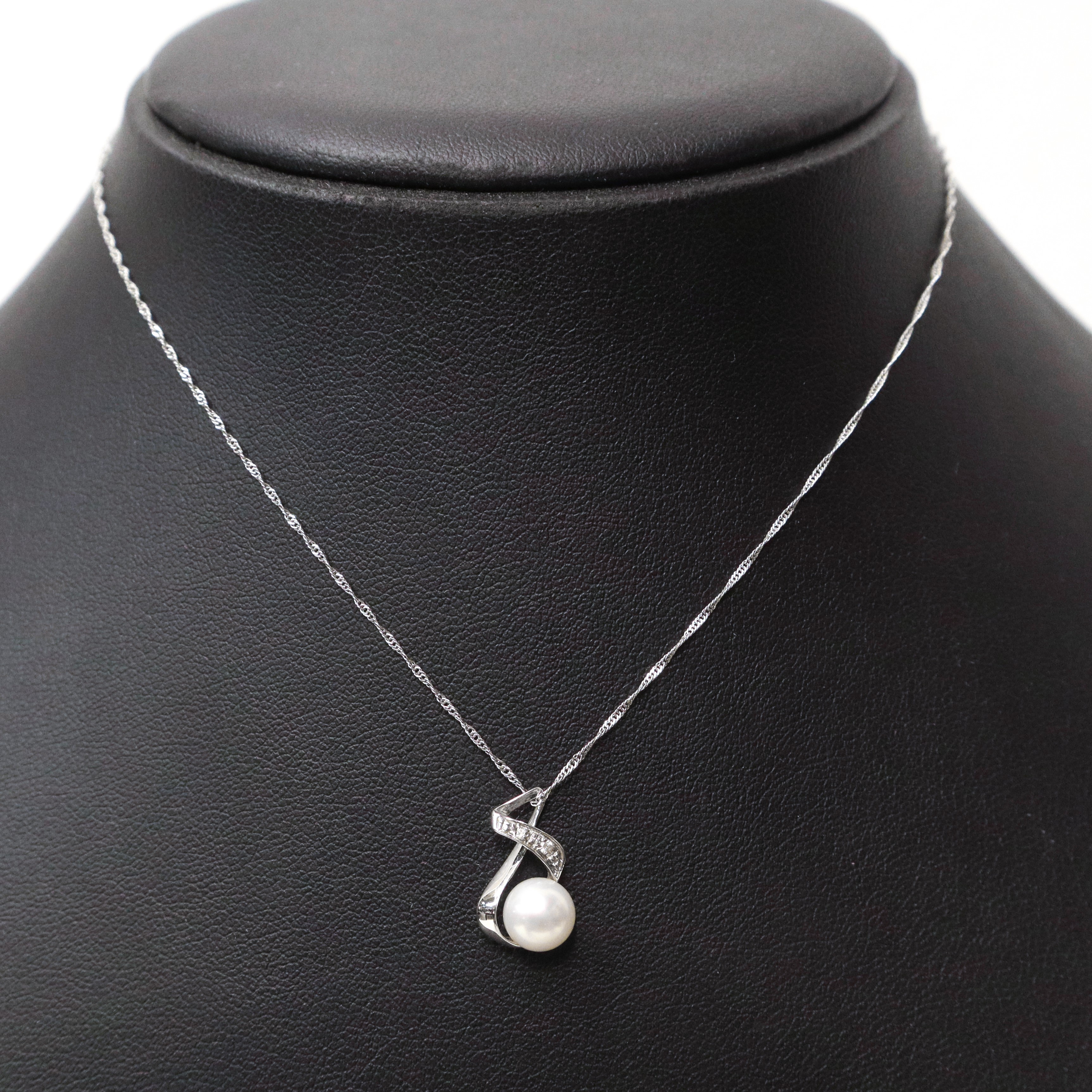 Collana in oro bianco 750 con pendant a perla bianca e brillanti
