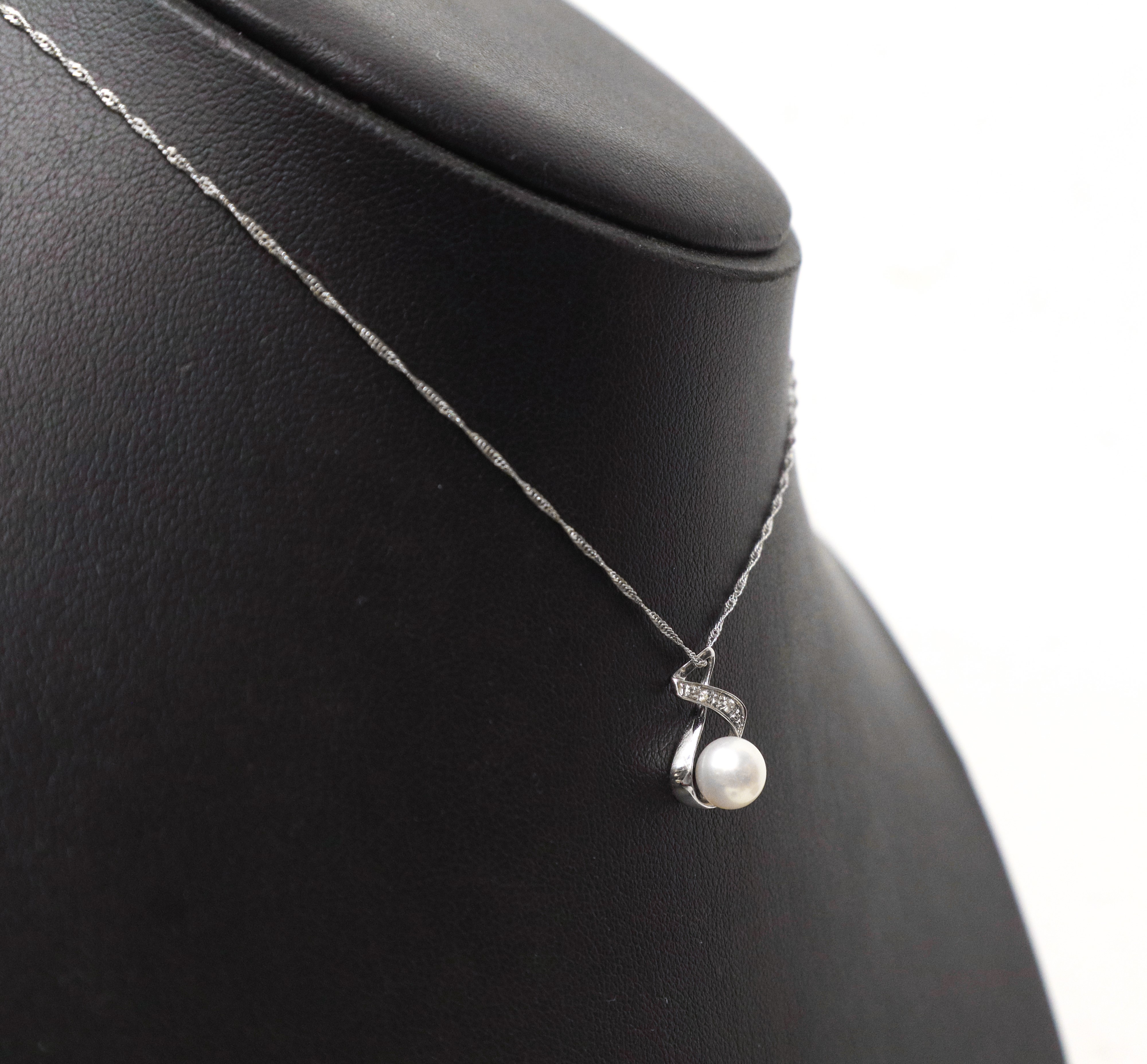 Collana in oro bianco 750 con pendant a perla bianca e brillanti