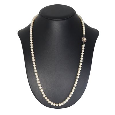 Collana di perle con susta a guisa di fiore in oro bianco 750, perla centrale di 5,8 mm
