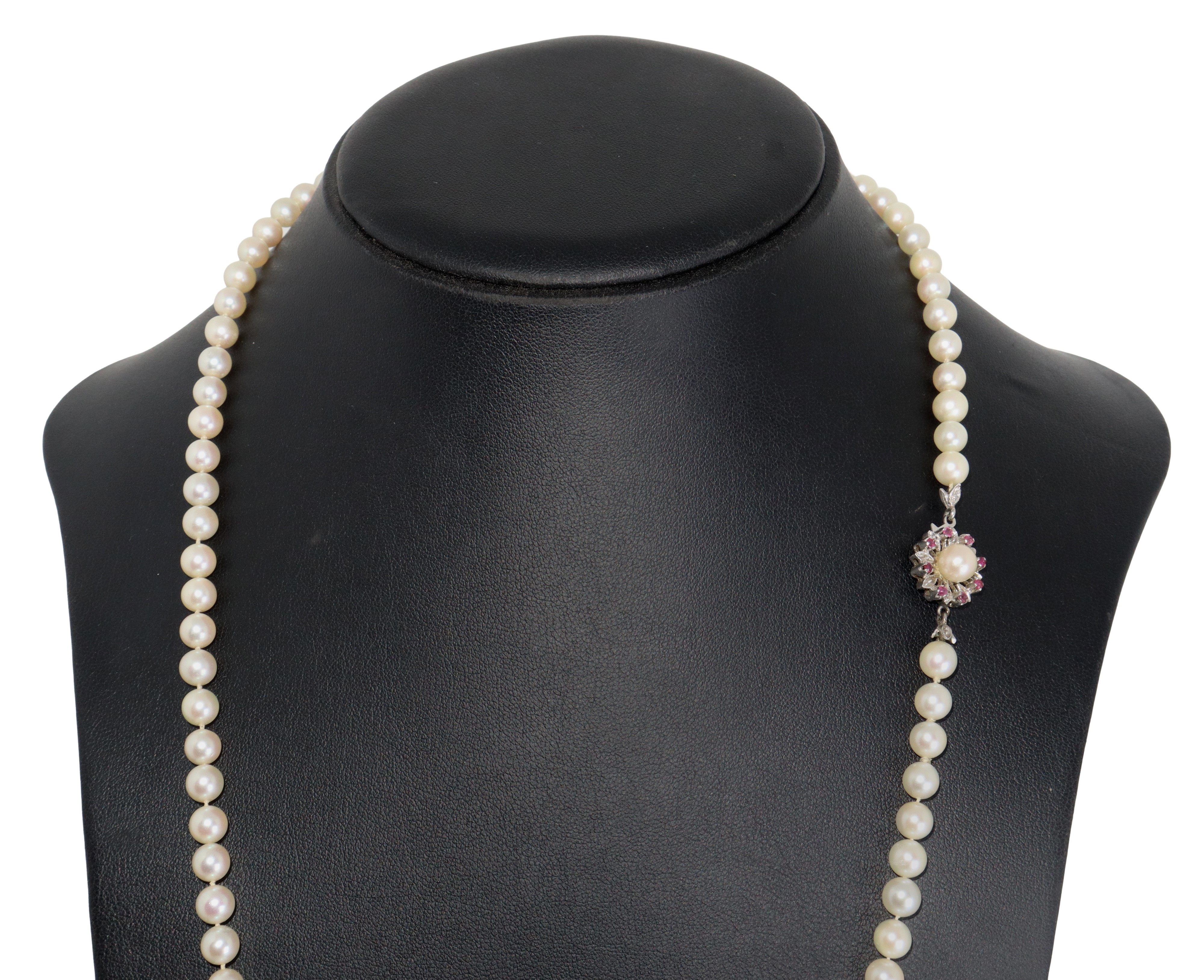 Collana di perle con susta a guisa di fiore in oro bianco 750, perla centrale di 5,8 mm