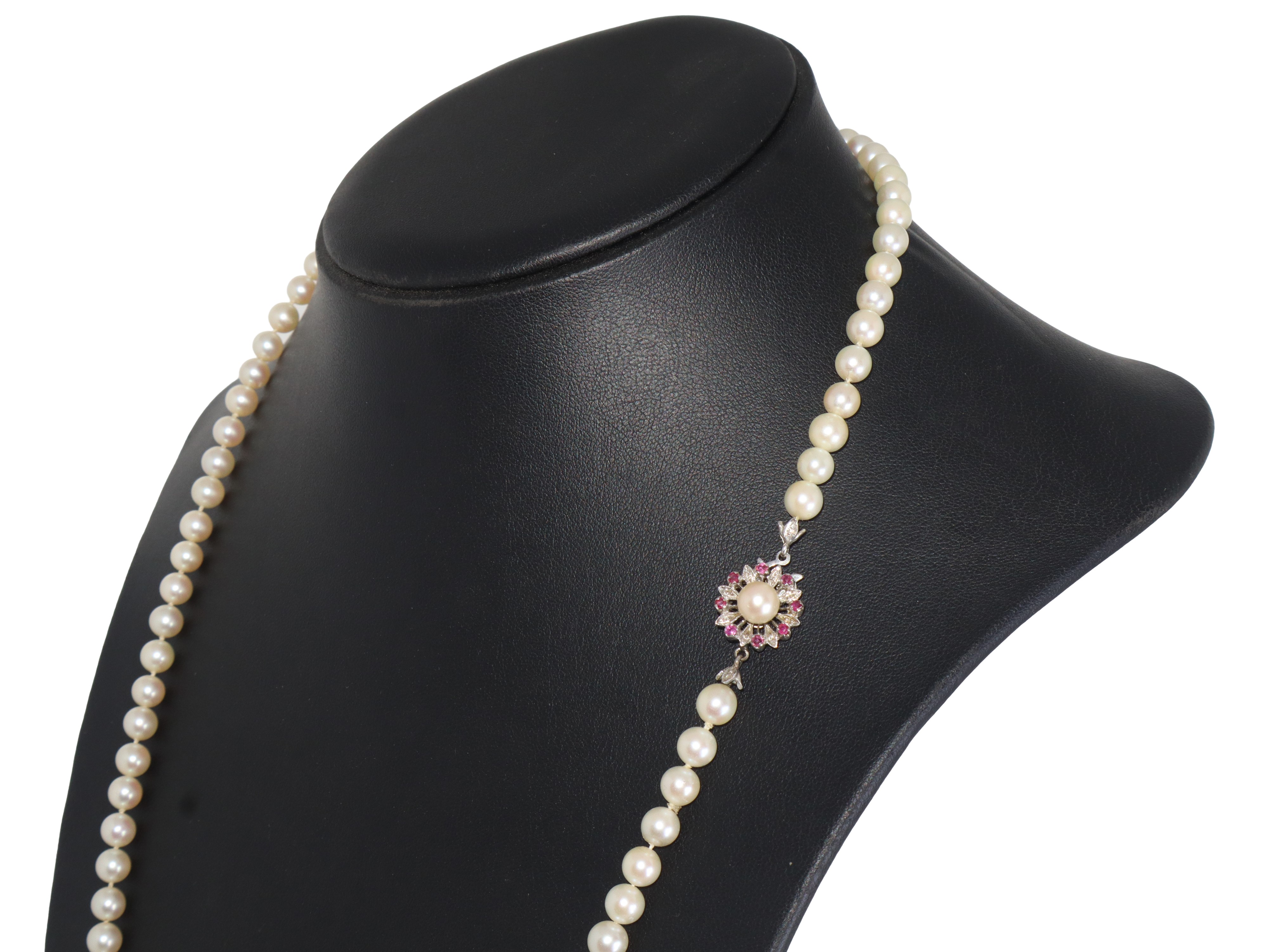 Collana di perle con susta a guisa di fiore in oro bianco 750, perla centrale di 5,8 mm