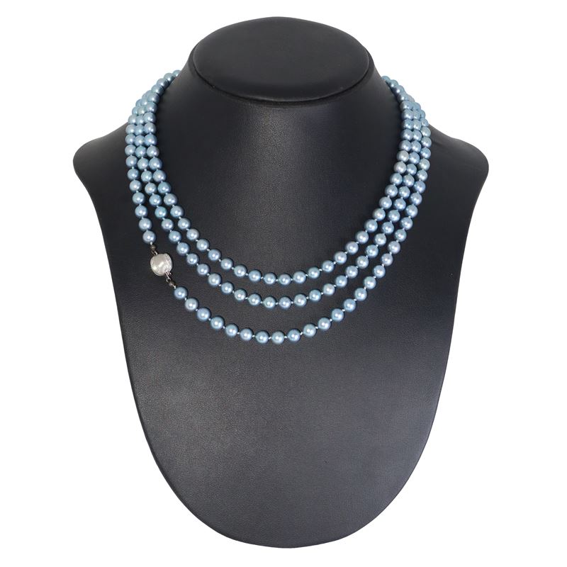 Collana di perle con susta in oro bianco 585 (14 kt), lunghezza cm 77, peso gr. 61,5