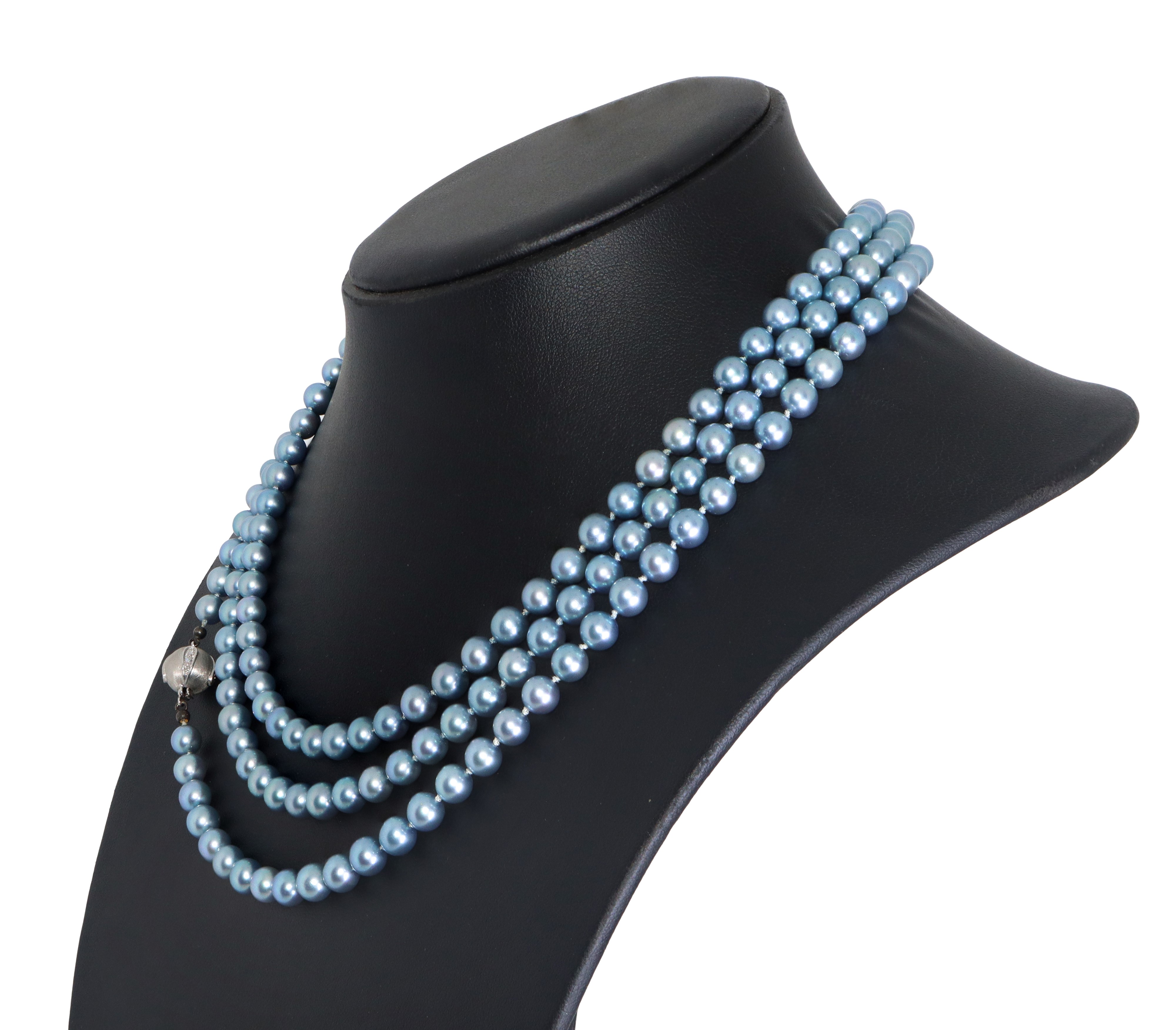 Collana di perle con susta in oro bianco 585 (14 kt), lunghezza cm 77, peso gr. 61,5