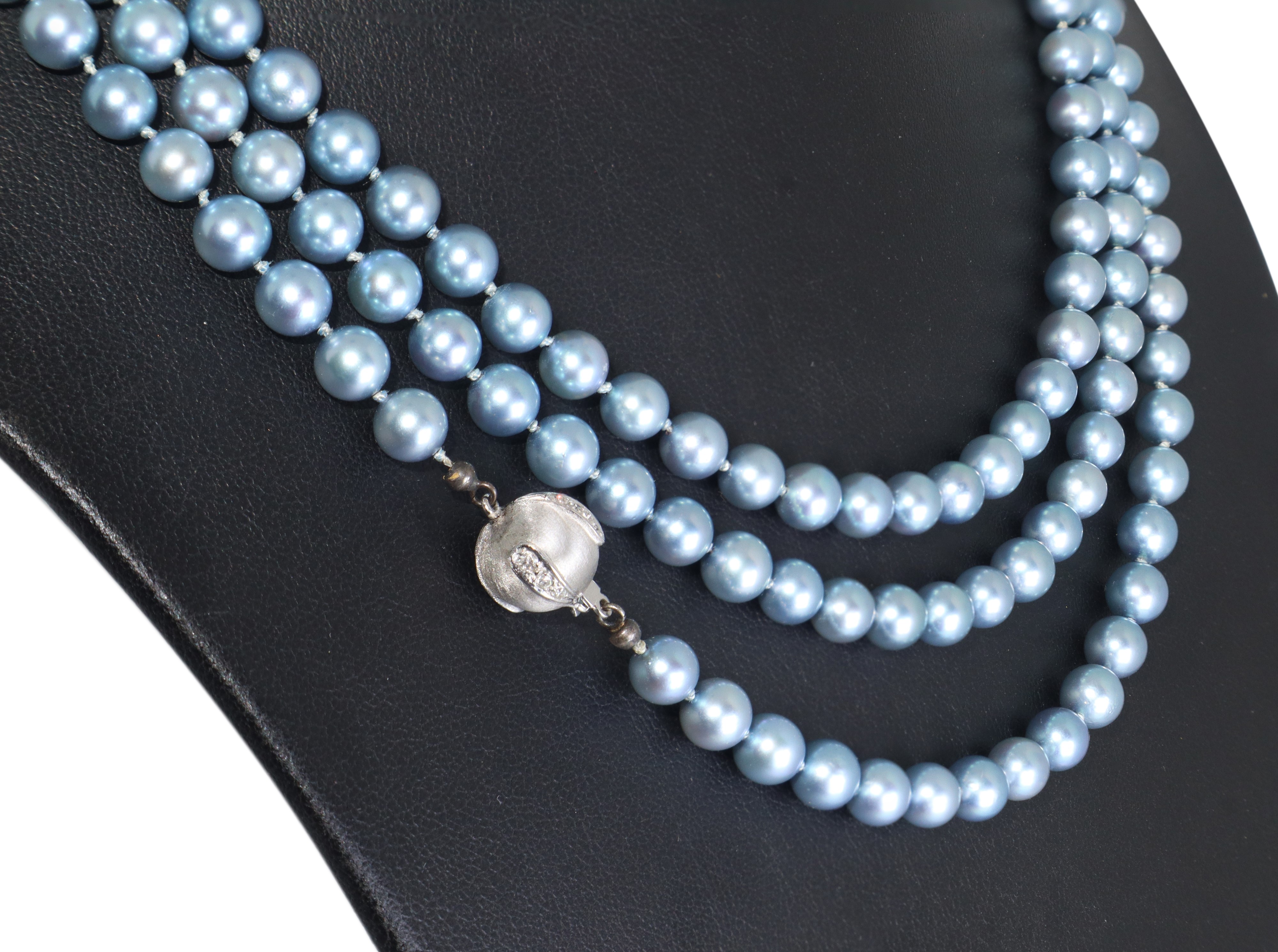 Collana di perle con susta in oro bianco 585 (14 kt), lunghezza cm 77, peso gr. 61,5