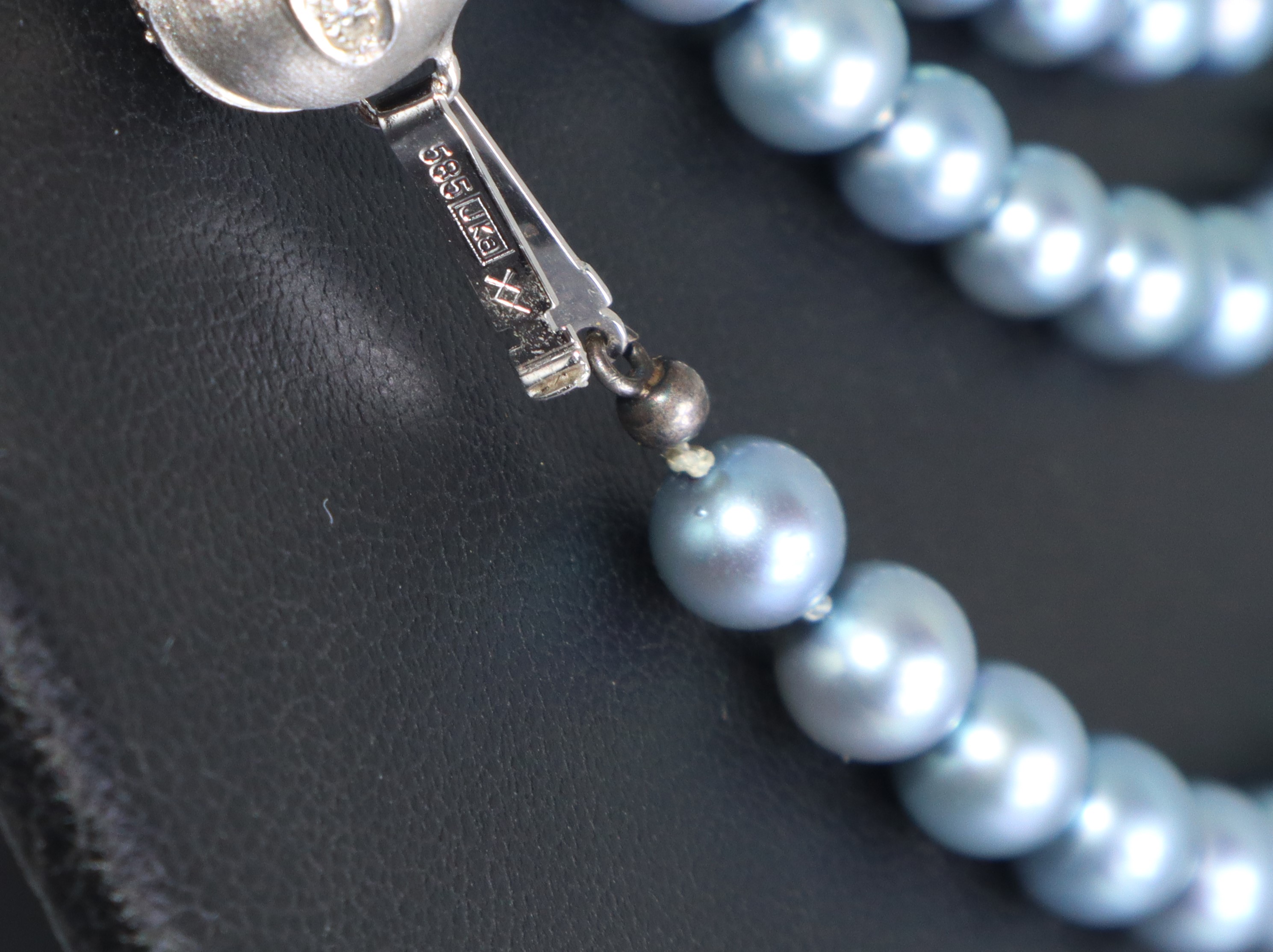 Collana di perle con susta in oro bianco 585 (14 kt), lunghezza cm 77, peso gr. 61,5
