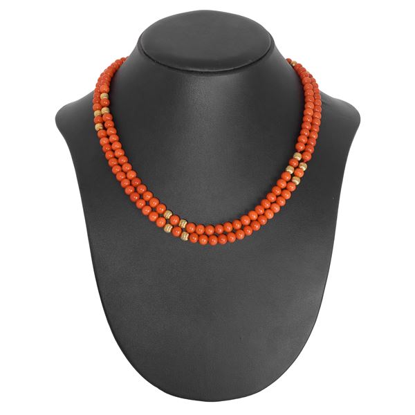 Collana con grani in corallo rosso inframezzati da grani dorati scanalati
