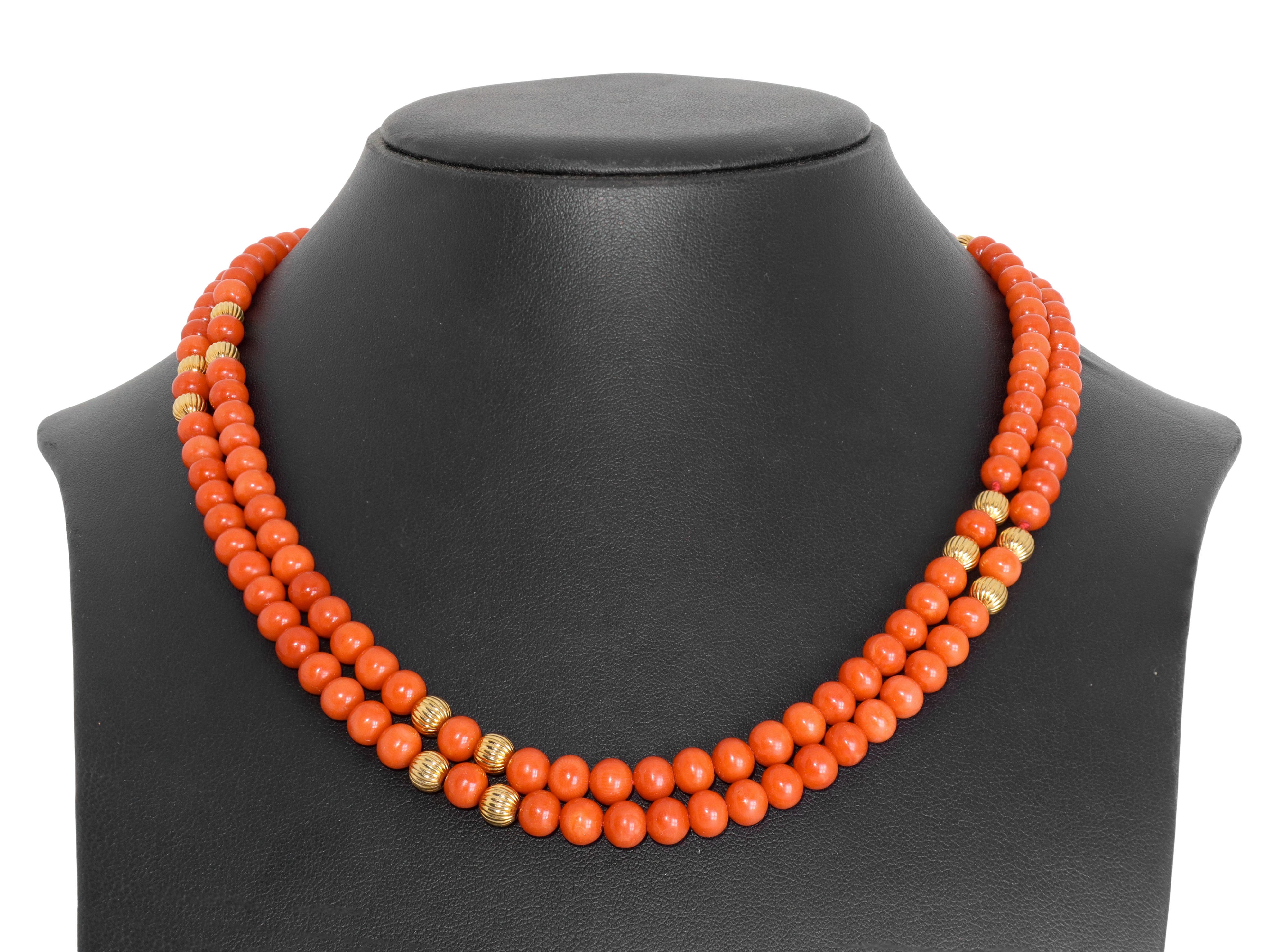 Collana con grani in corallo rosso e grani dorati scanalati, lunghezza 52 cm