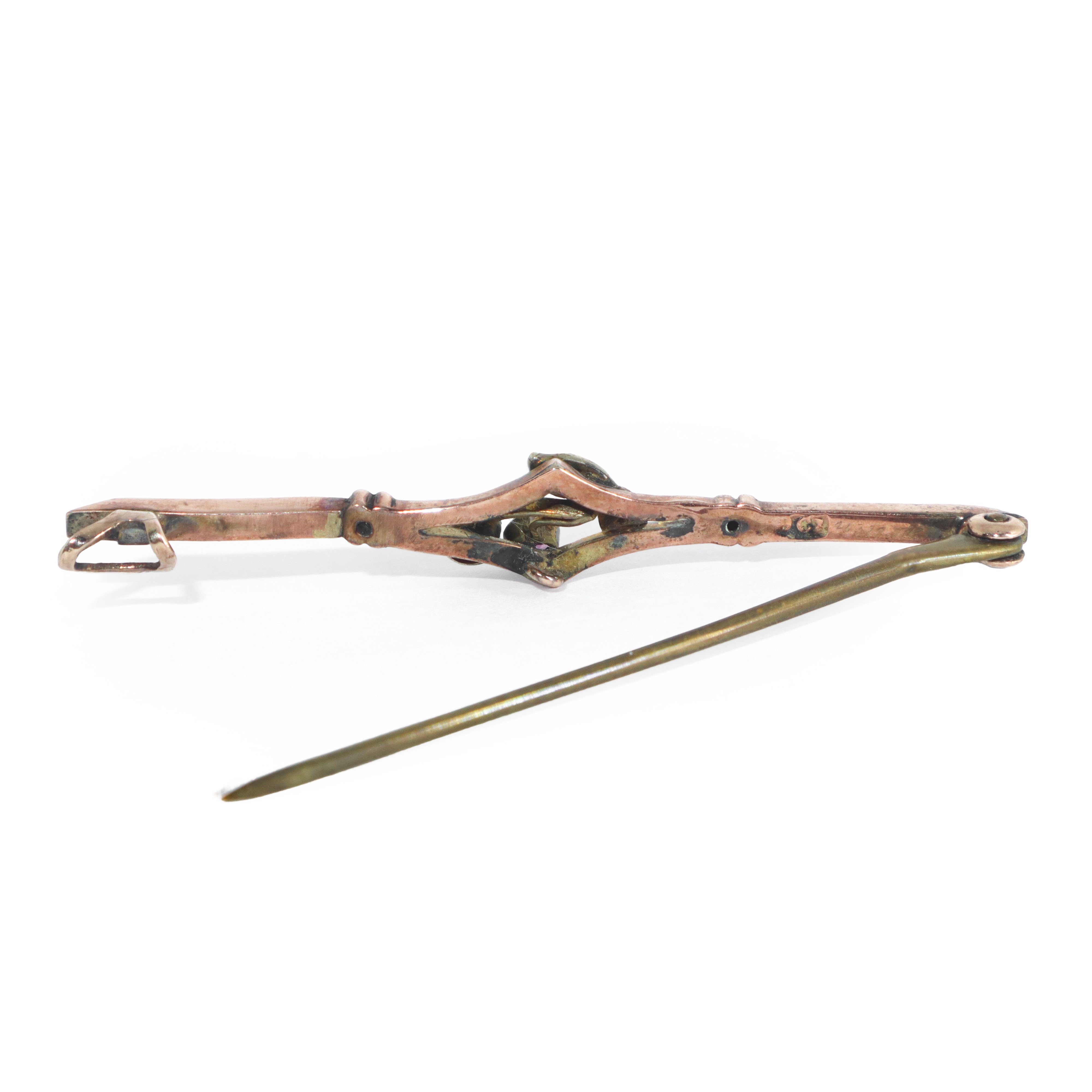 Spilla in oro a basso titolo con ciliegia sul fronte decorata da perline e pietre