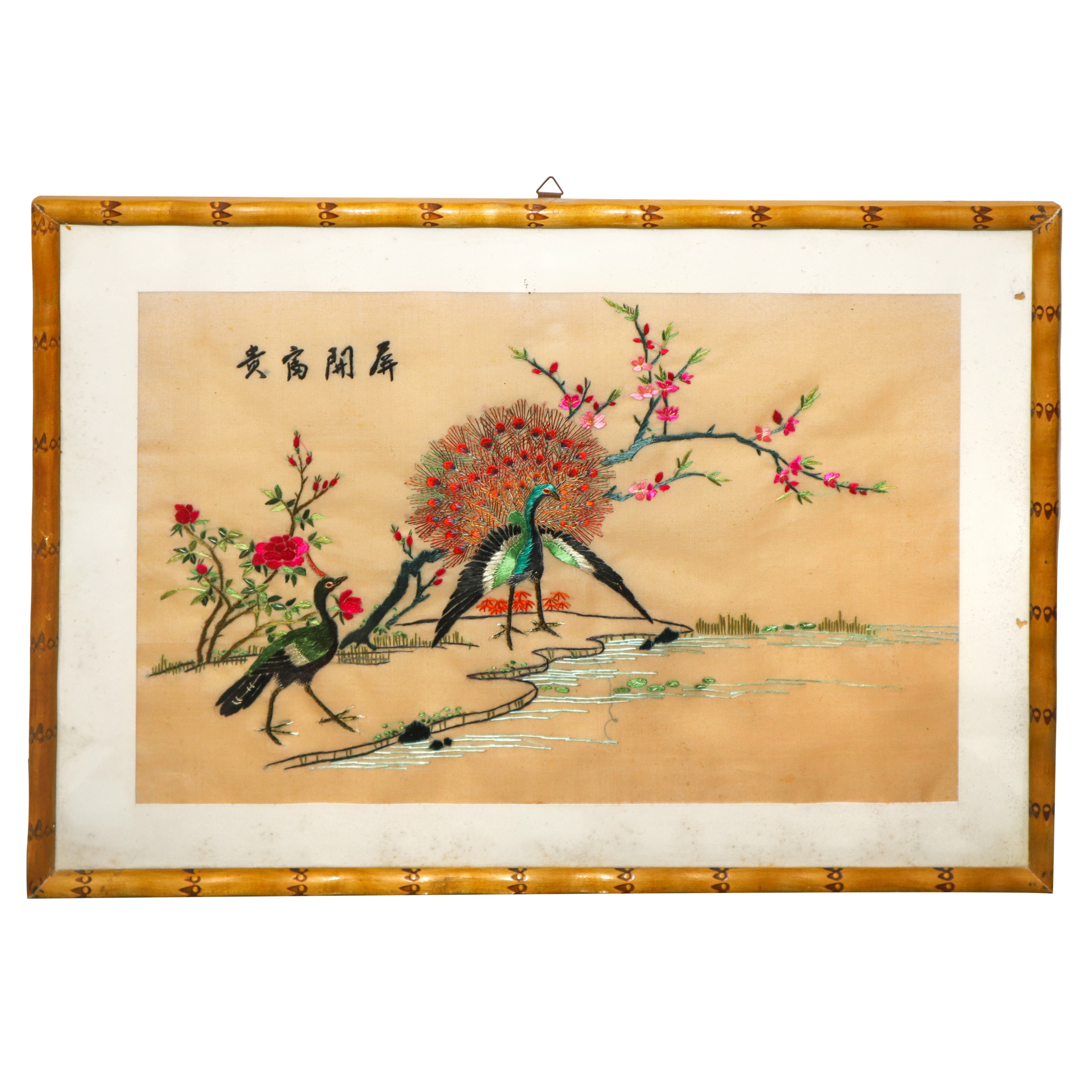 Coppia di pannelli cinesi in seta di Suzhou ricamati policromi con raffigurazioni di uccelli, in ...
