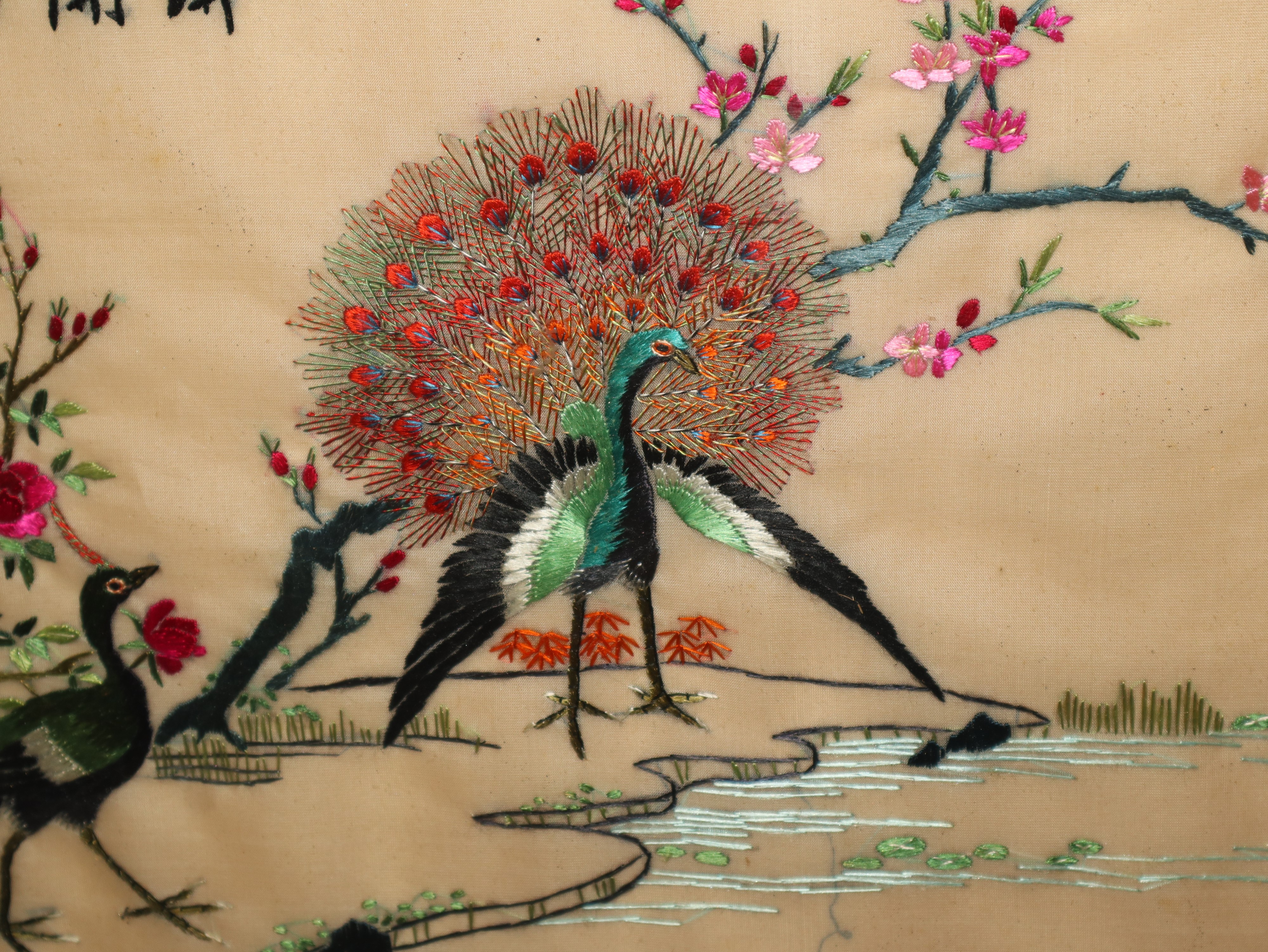 Coppia di pannelli cinesi in seta di Suzhou ricamati policromi con raffigurazioni di uccelli, in ...