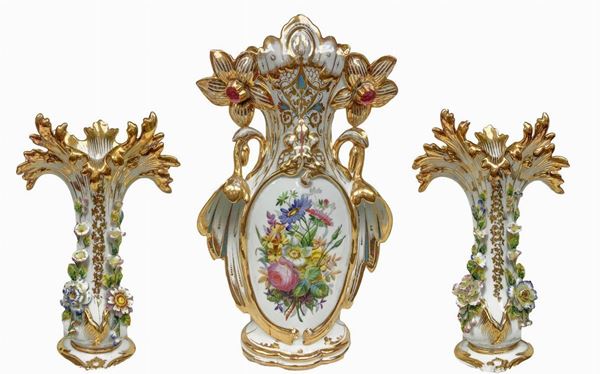  Trittico in porcellana Luigi Filippo con decorazioni floreali e oro, XIX secolo. H cm 44. H cm 32. Piccole sbeccature.

