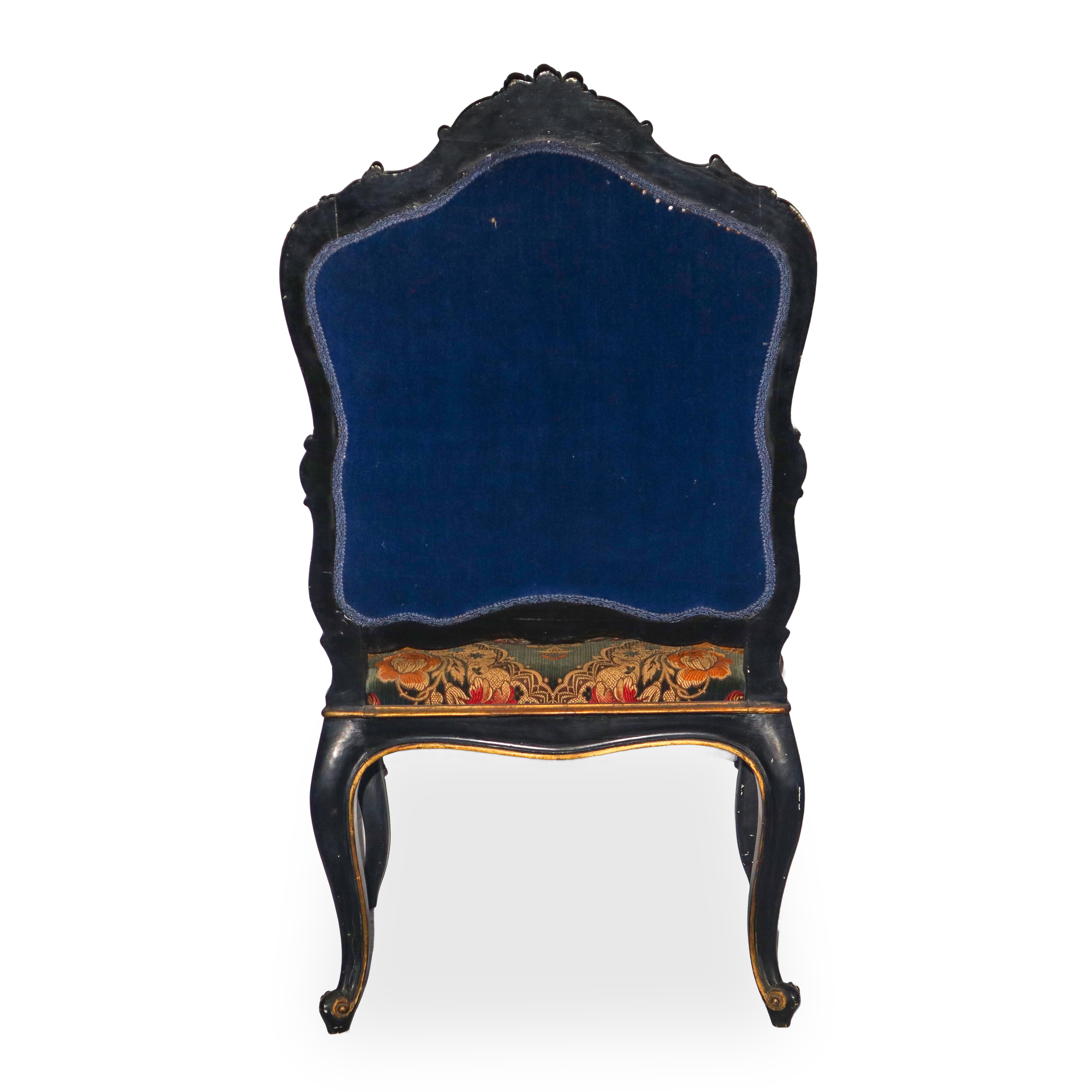 Sediolone con tappezzeria damascata sui toni del verde