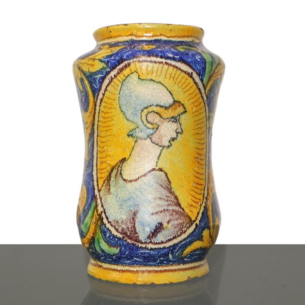 Gesualdo e Celestino Di Bartolo - Albarello in maiolica di Caltagirone invetriato e decorato con medaglione con raffigurazione di paladino sul fronte e sul retro