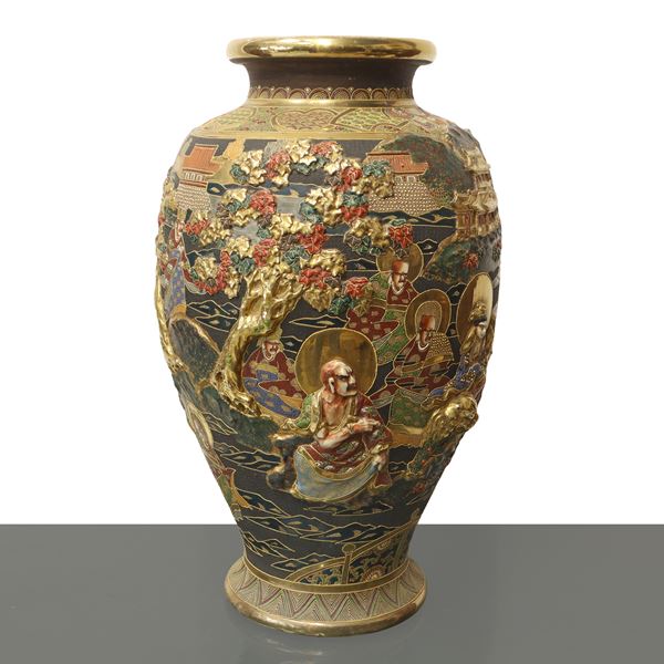 Grande vaso Satsuma con decori a rilievo