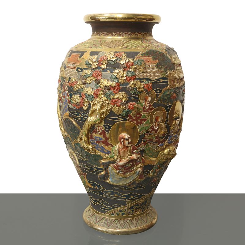 Grande vaso Satsuma con decori a rilievo