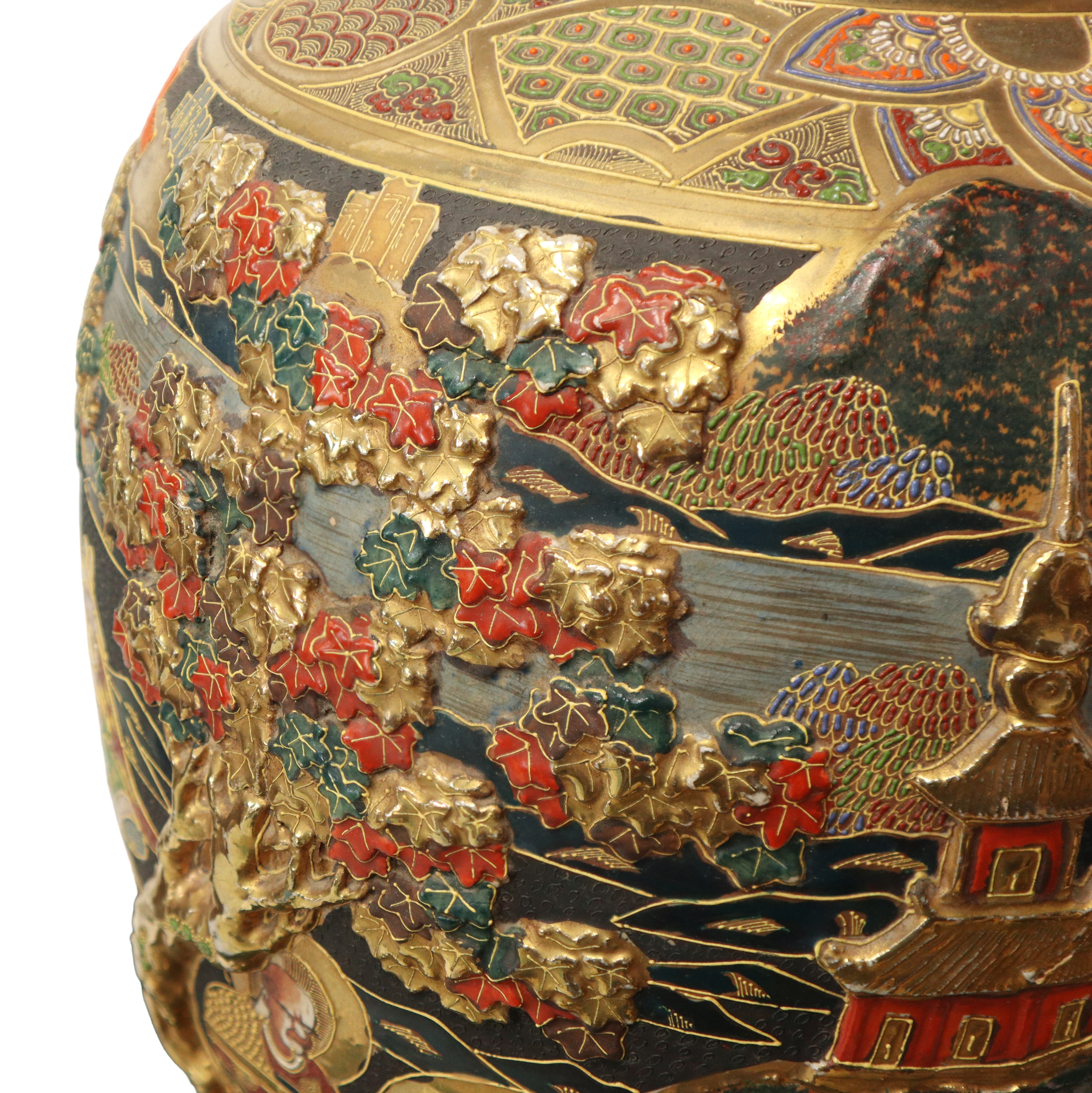 Grande vaso Satsuma con decori a rilievo