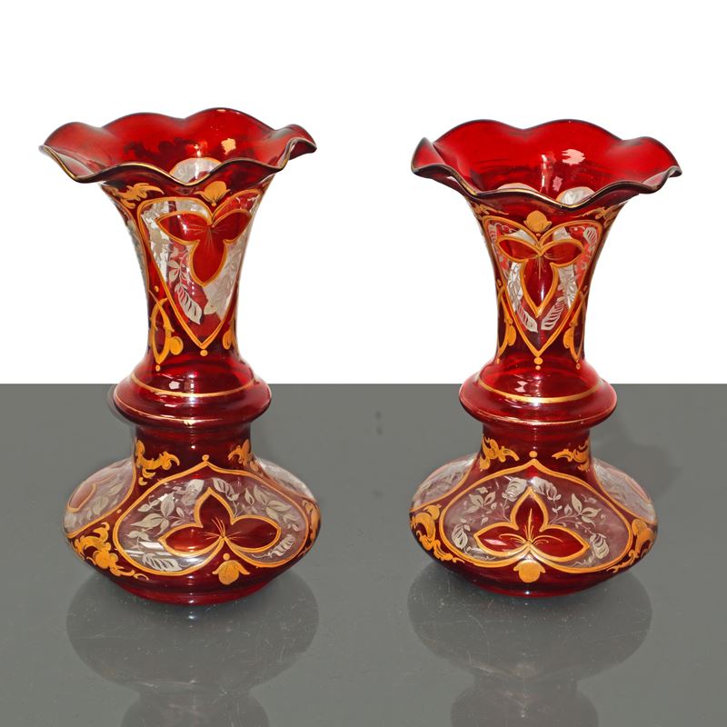 Coppia di vasi in vetro di Murano rosso con inserti dorati