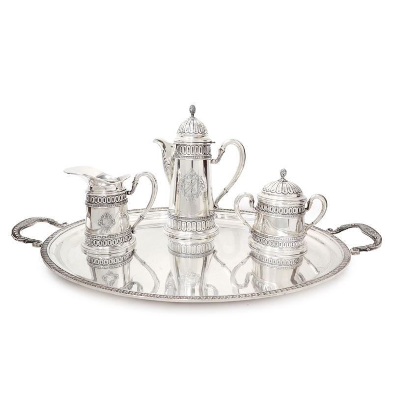 Servizio composto da caffettiera, lattiera e zuccheriera in argento con vassoio in argento 800