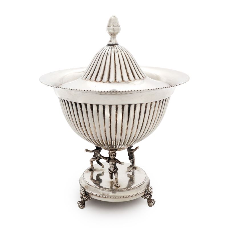 Zuccheriera in argento 800 decorata alla base con putti danzanti