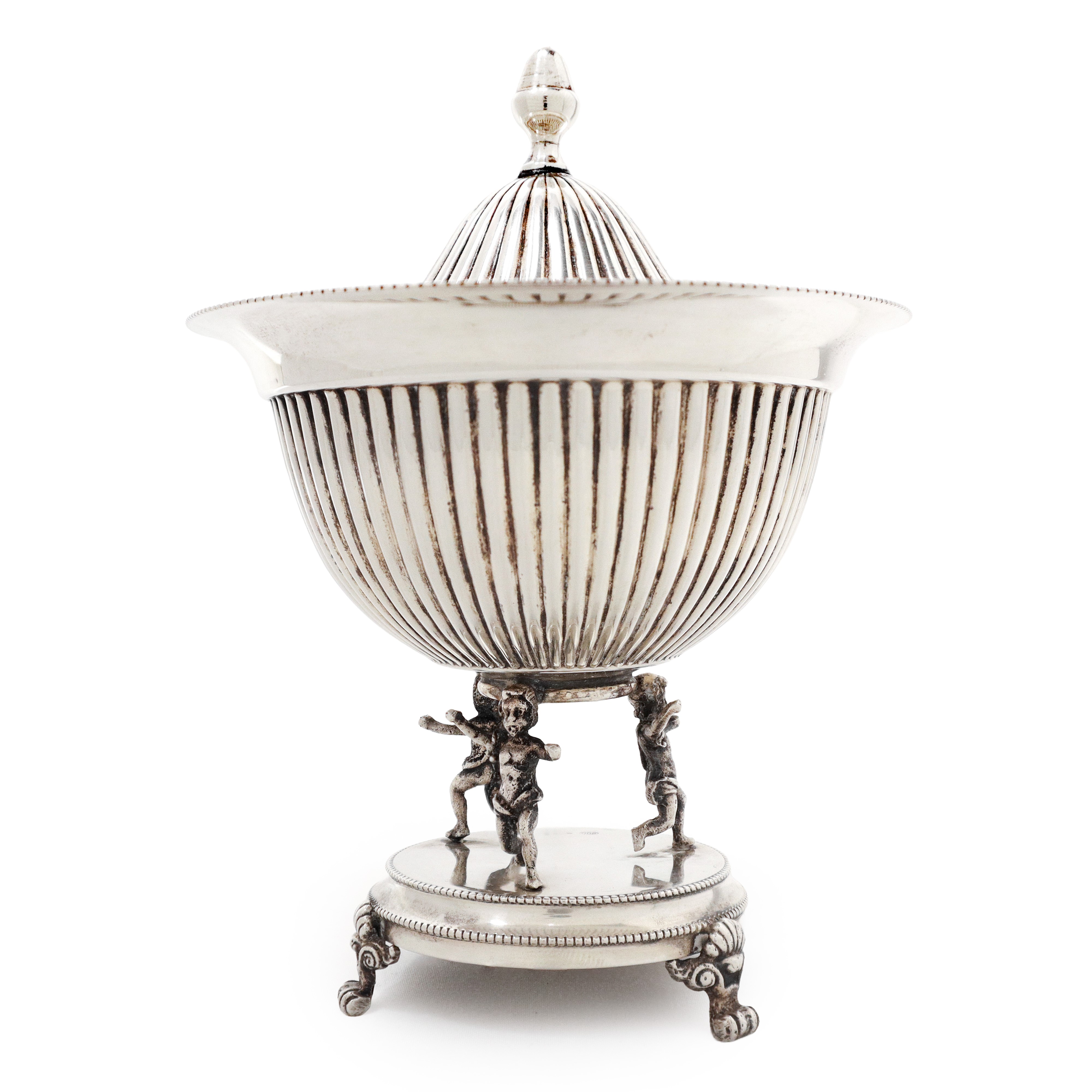 Zuccheriera in argento 800 decorata alla base con putti danzanti