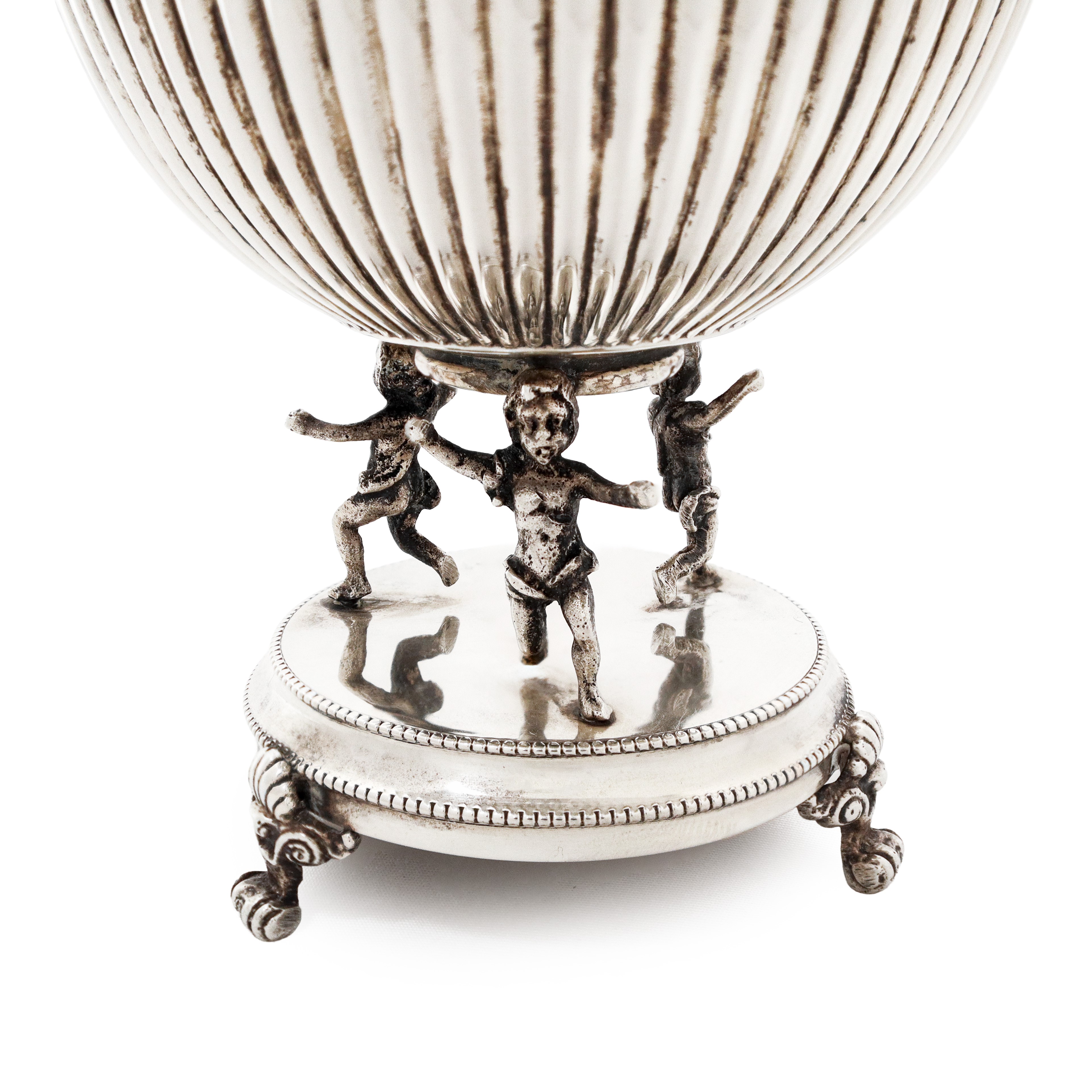 Zuccheriera in argento 800 decorata alla base con putti danzanti
