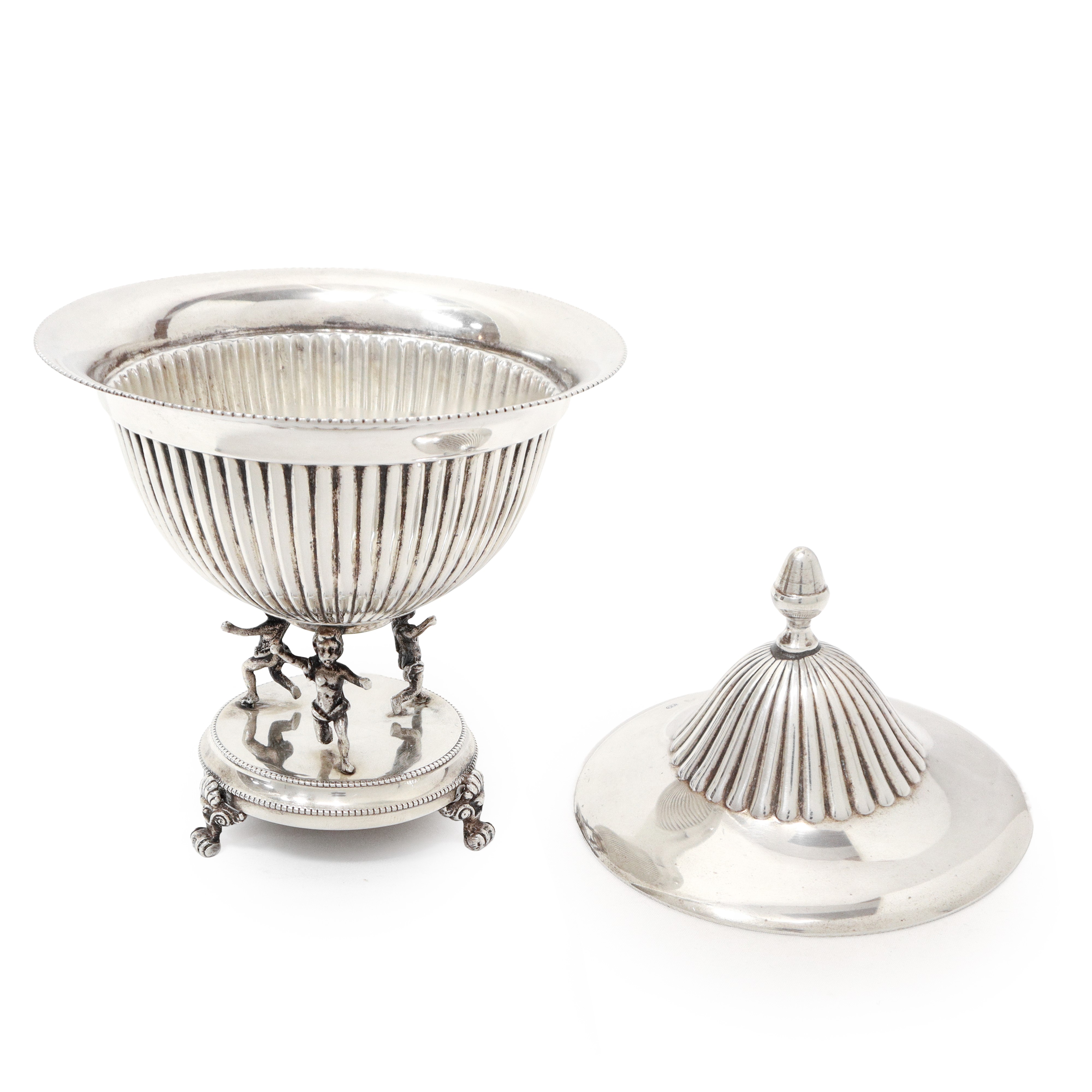 Zuccheriera in argento 800 decorata alla base con putti danzanti