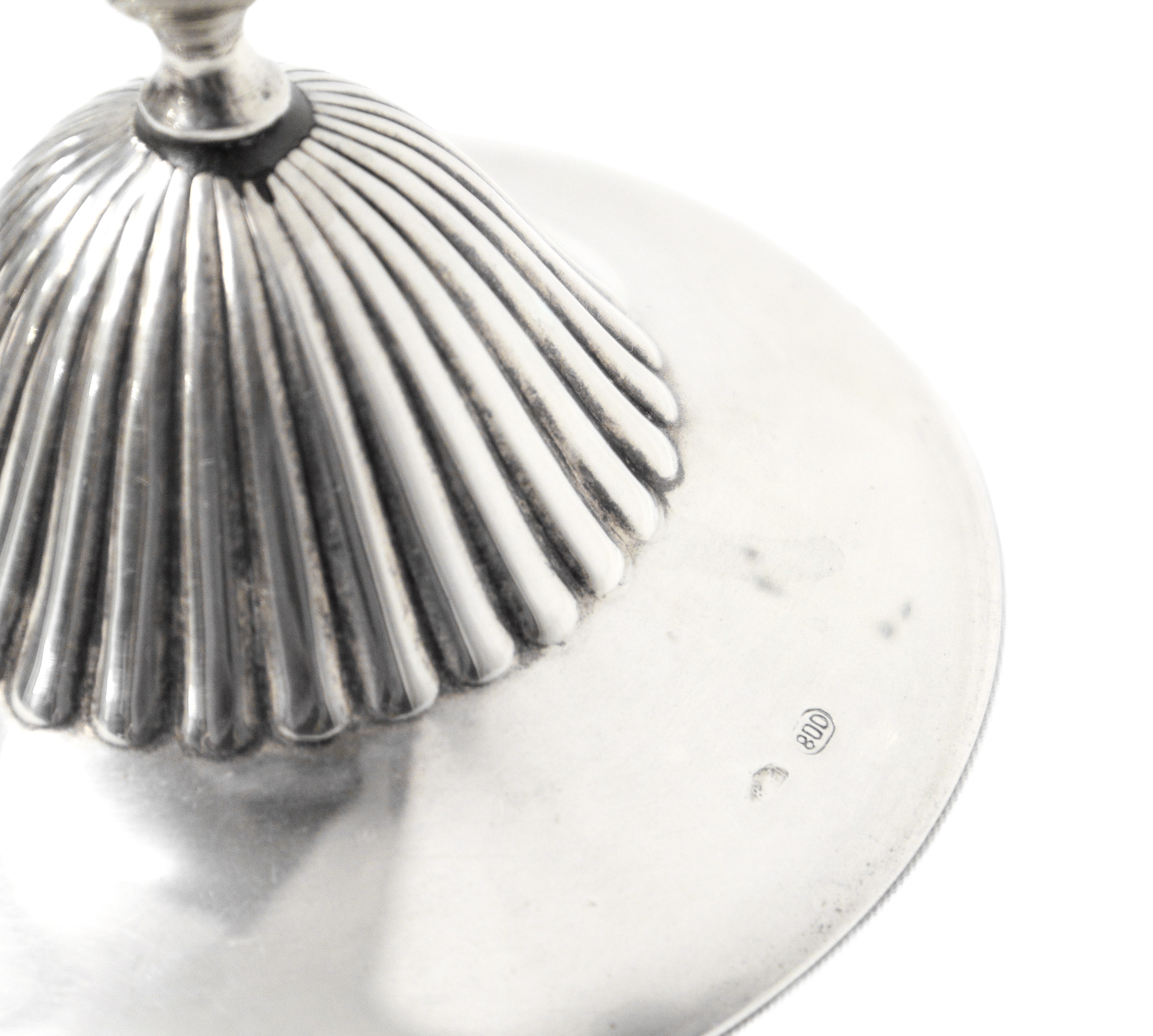 Zuccheriera in argento 800 decorata alla base con putti danzanti